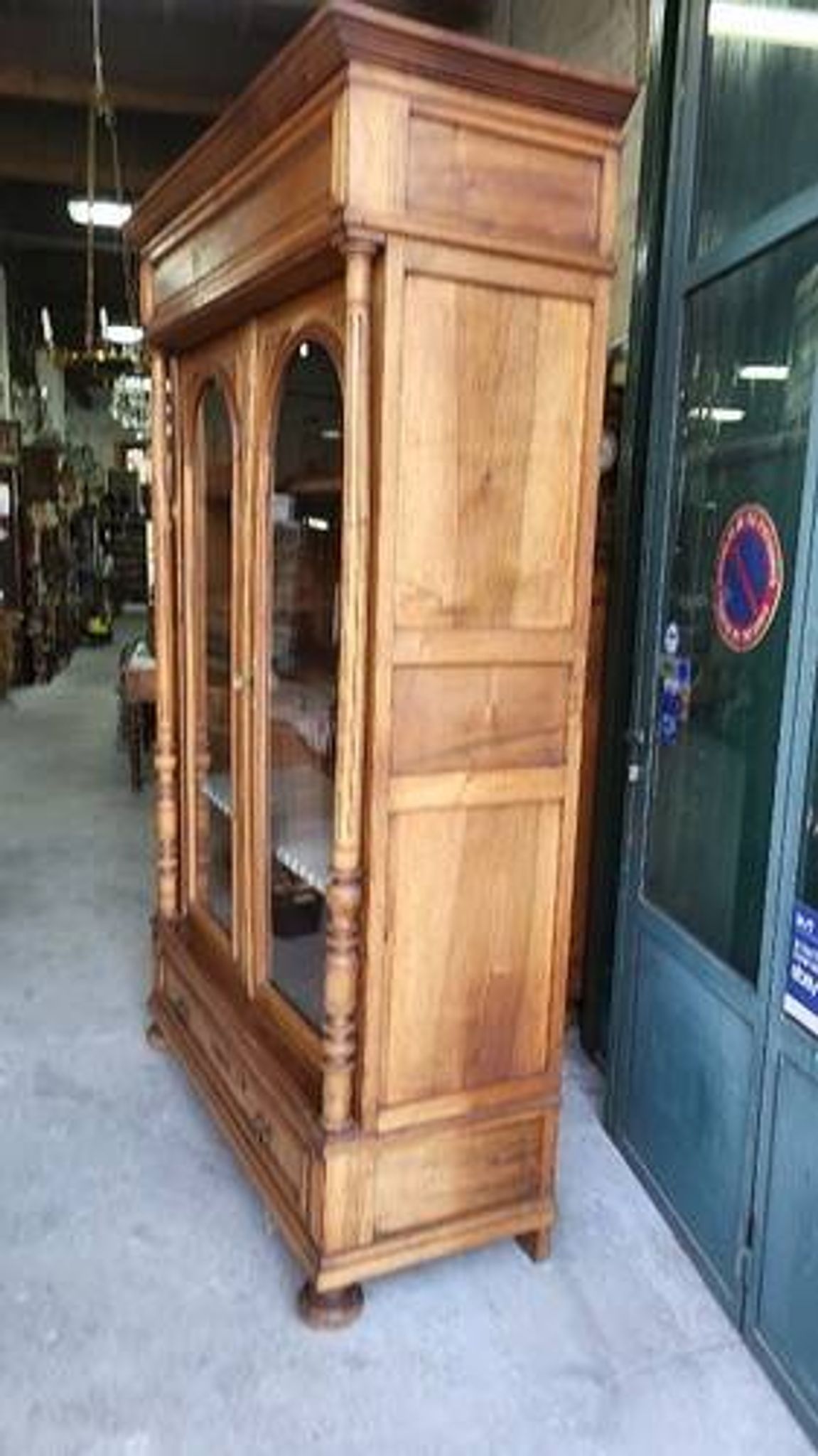 Display cabinet with 2 doors in walnut with bevelled glass from the 19th century.