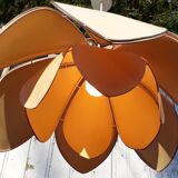 Suspension flower petals