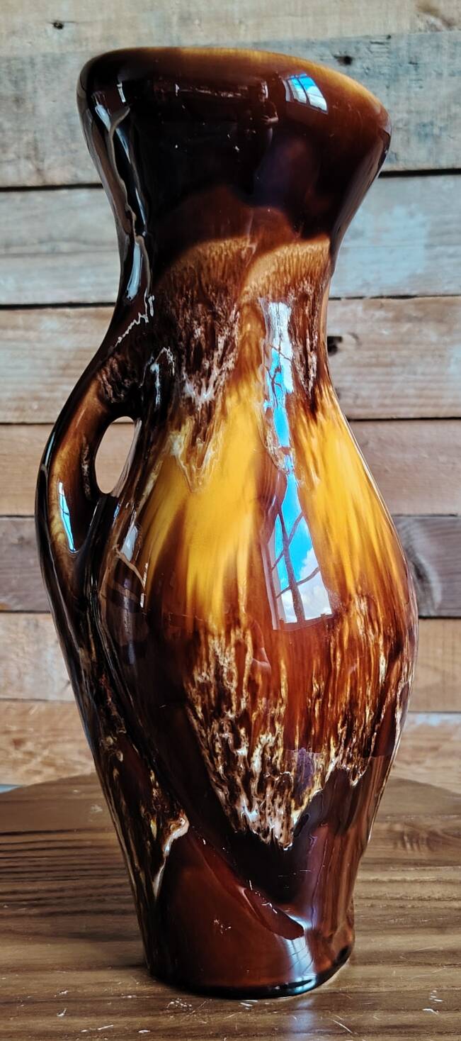 Flame-patterned ceramic jug – Aegitna Vallauris