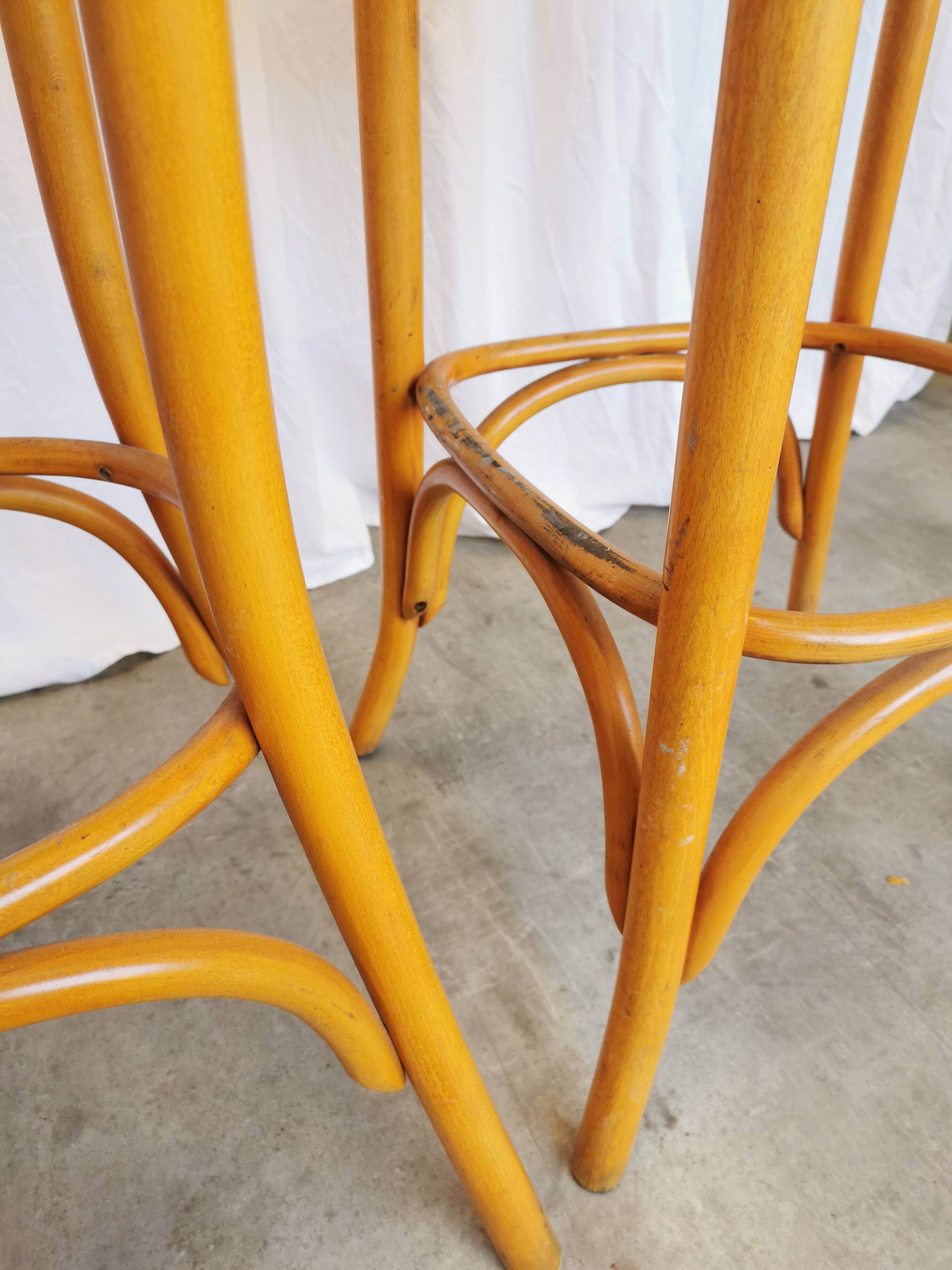 Ensemble de 4 chaises hautes de bar vintage en bois courbé avec accoudoirs / Couleur bois naturel