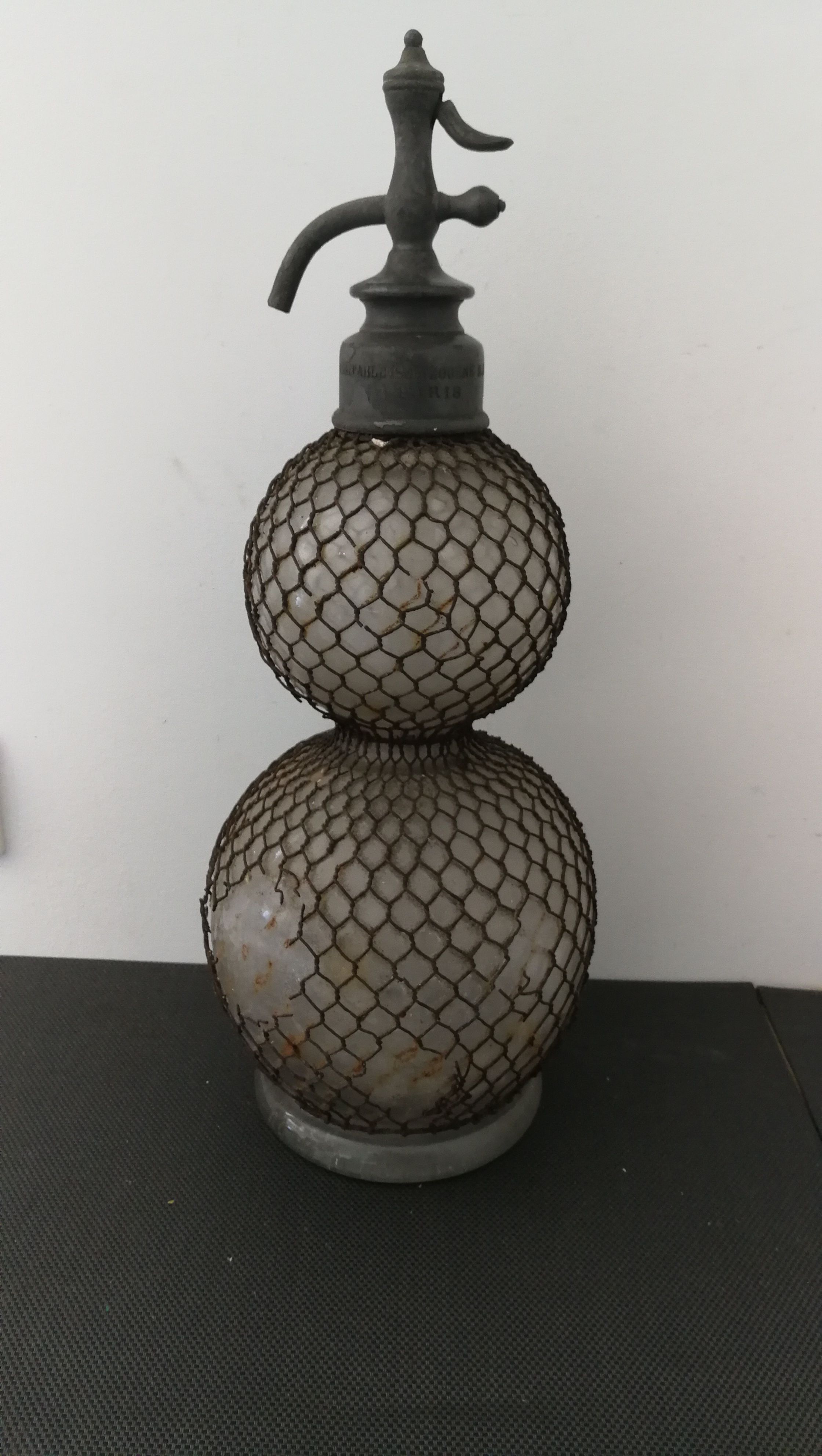Grand Siphon Seltzogène D. Fèvre à Paris - Hauteur 43 Cm, Complet Avec Tubes Et Monture En étain, Verre Soufflé, Occasion Rare En Bel état