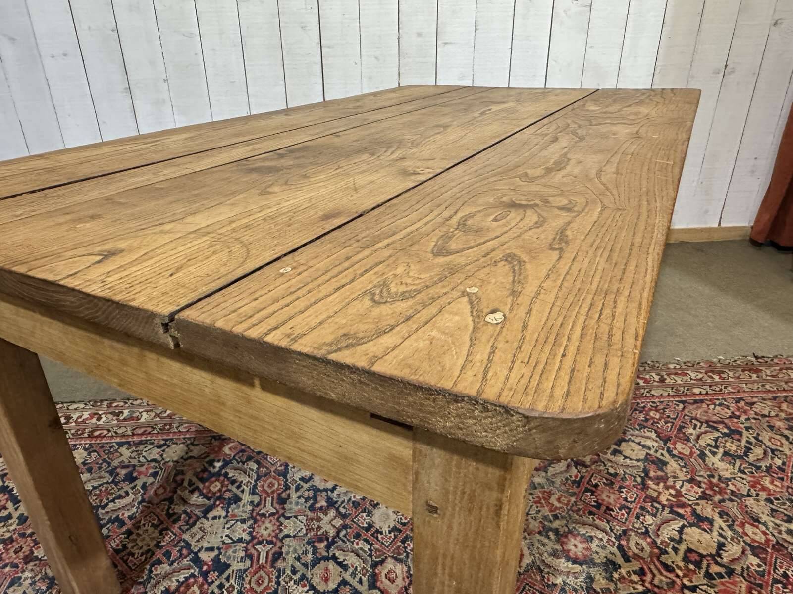 Extendable oak table from the 1930s with Gothic decoration.