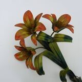 Large pair of vintage sconces in painted metal in the shape of a fleur-de-lis and foliage. 1970s