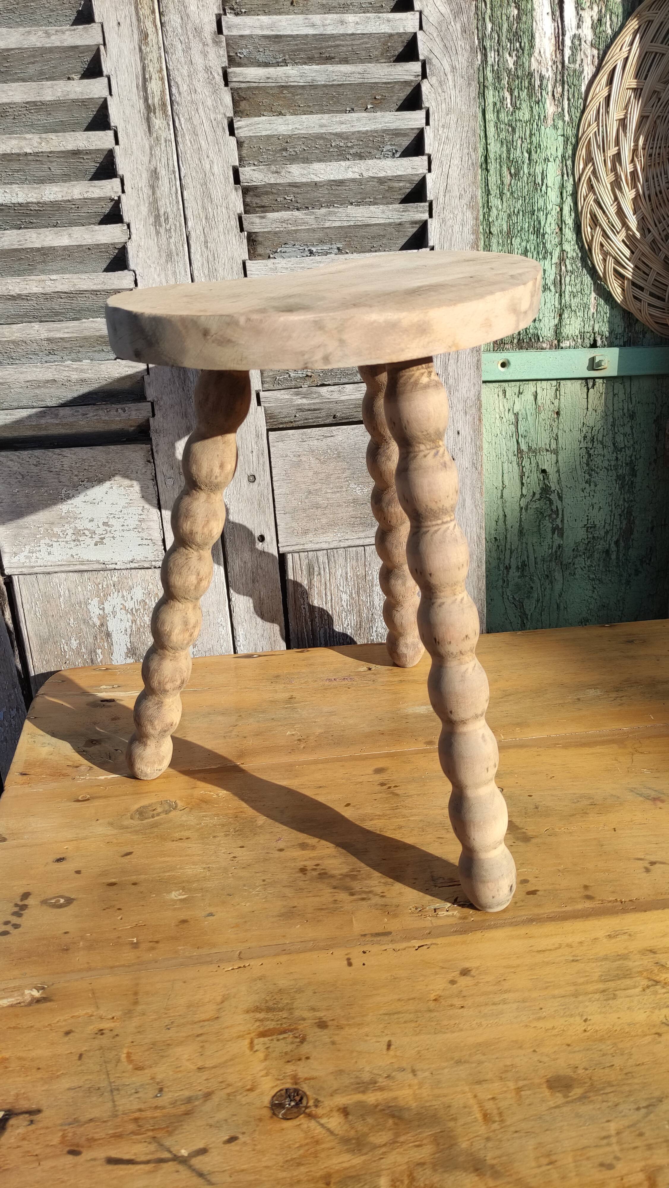 Tabouret tripode de vacher en bois brut