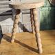 Tabouret tripode de vacher en bois brut
