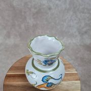 Vase en faïence peint à la main – décor floral & oiseau – signé