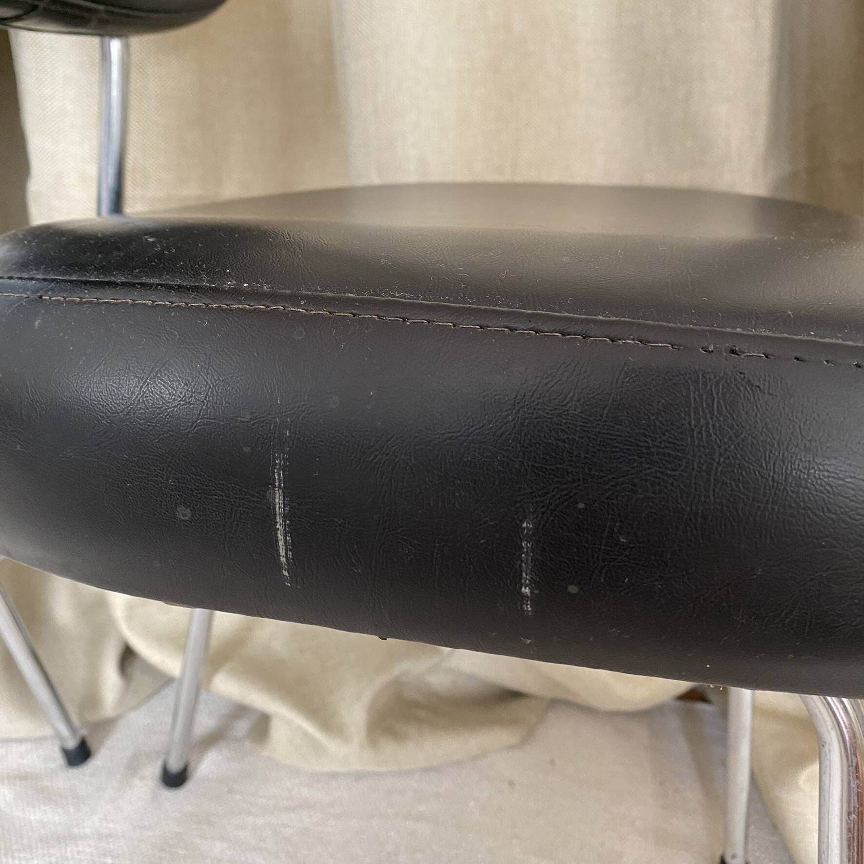 Vintage chairs in chrome and faux leather from the 60s-70s.
