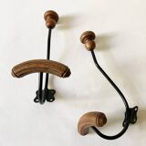 Duo de patères anciennes en bois et métal