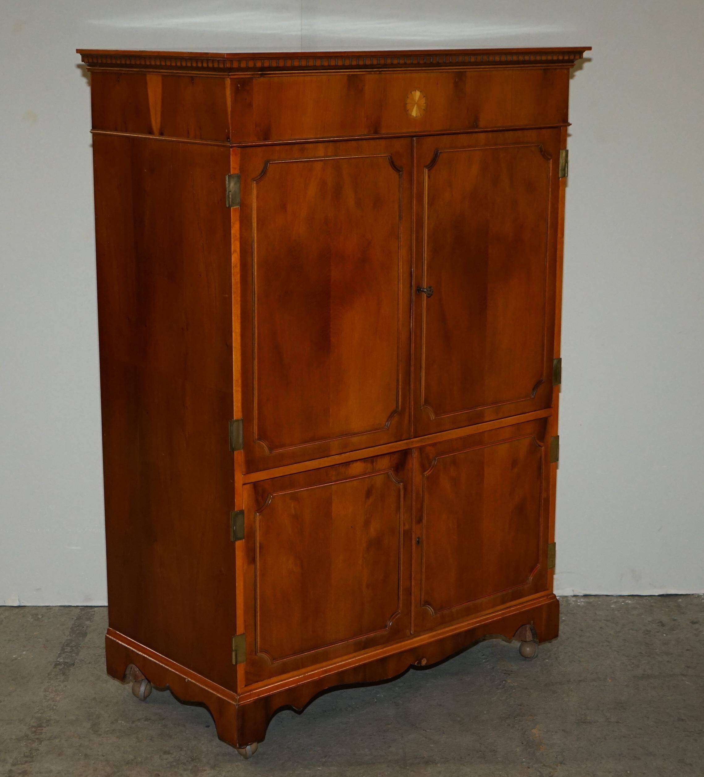 Buffet TV en bois d'if Abbey Craft Mid-Century Modern détails Sheraton