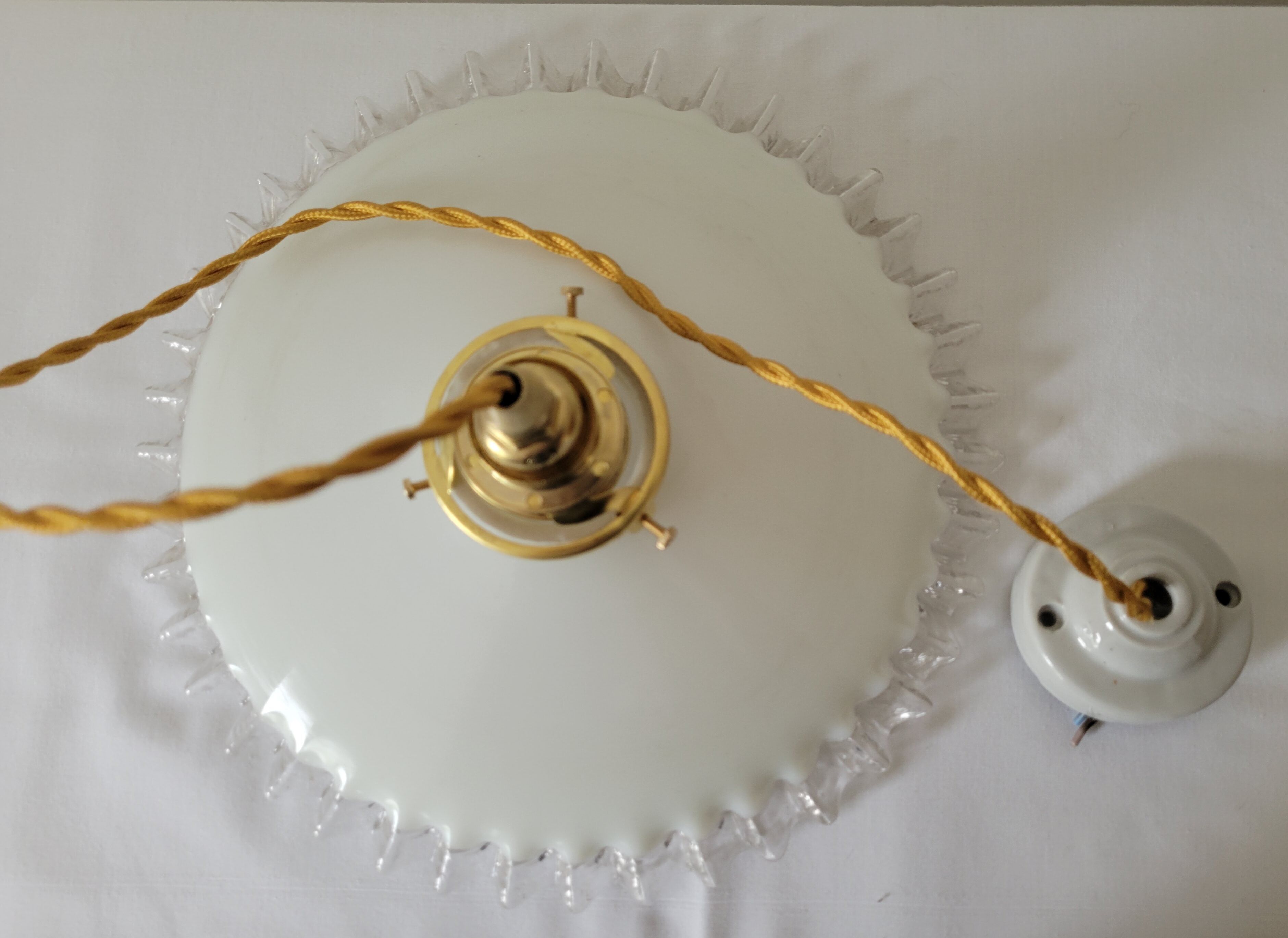 Serrated opaline suspension