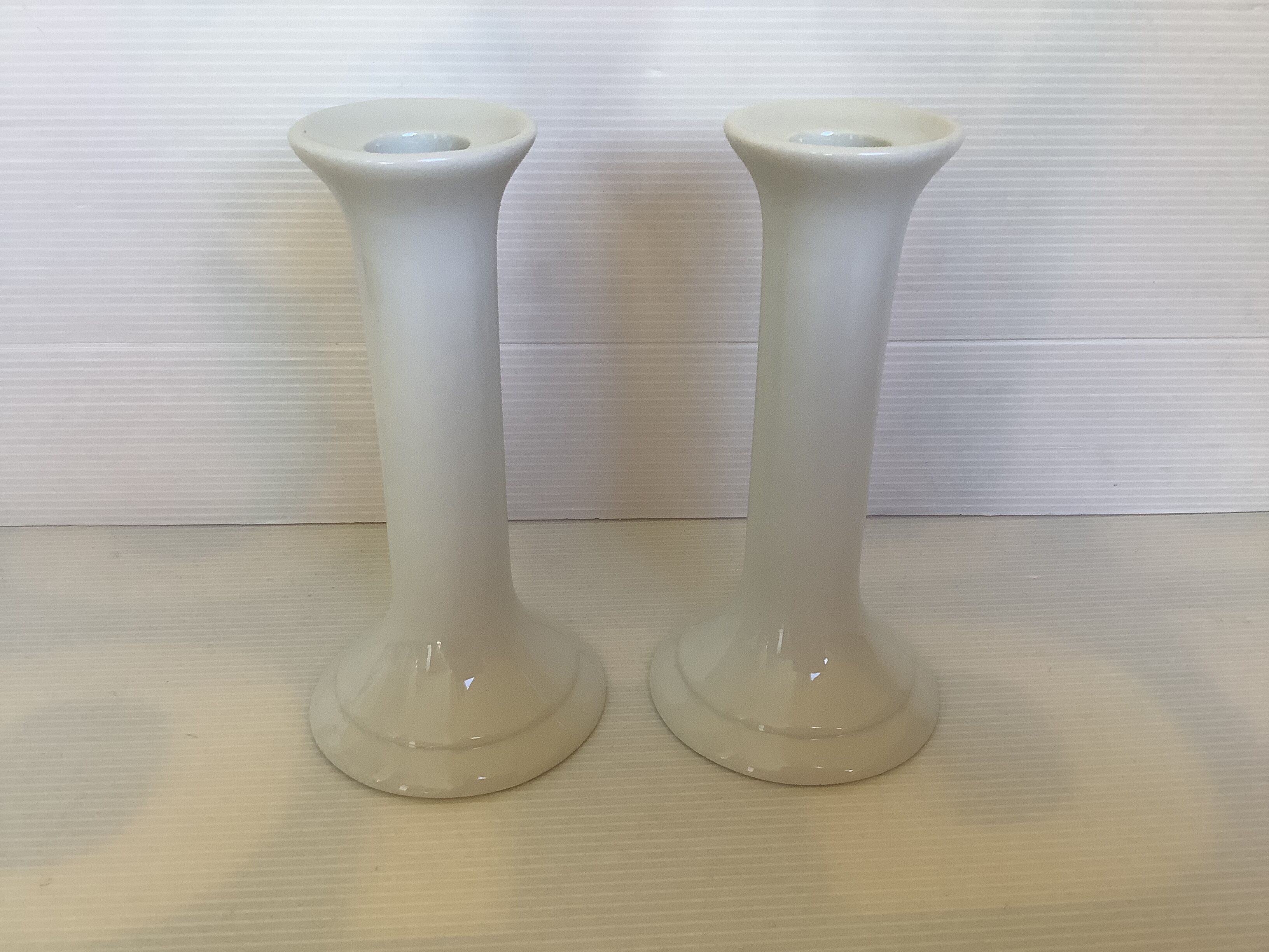 Pair of candle holders white
