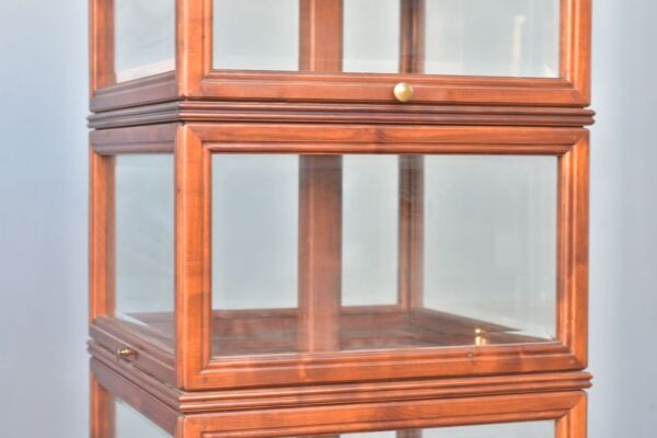 Étonnante vitrine tournante en merisier  années 50