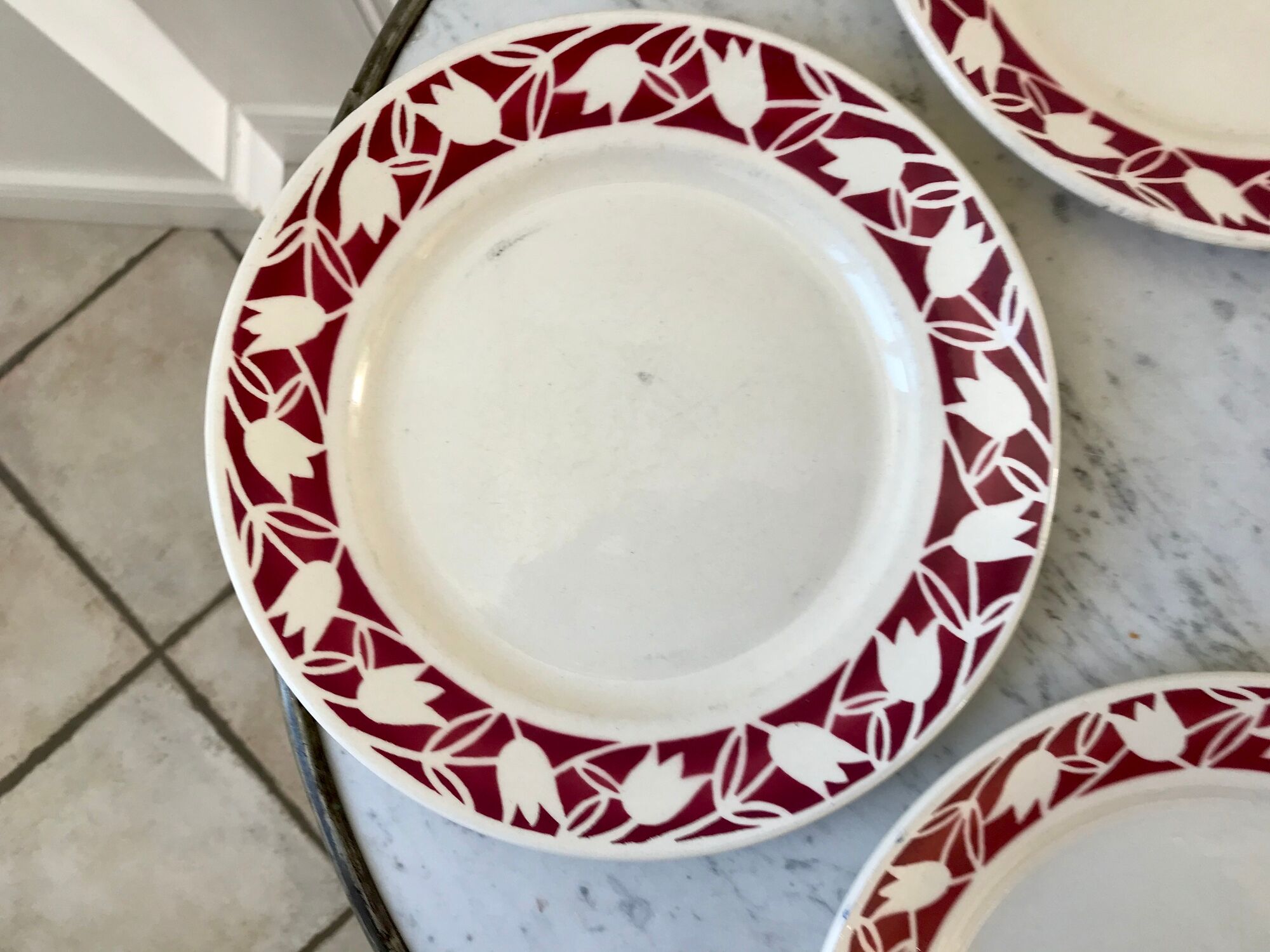 4 flat plates Badonviller tulips burgundy years 30-40