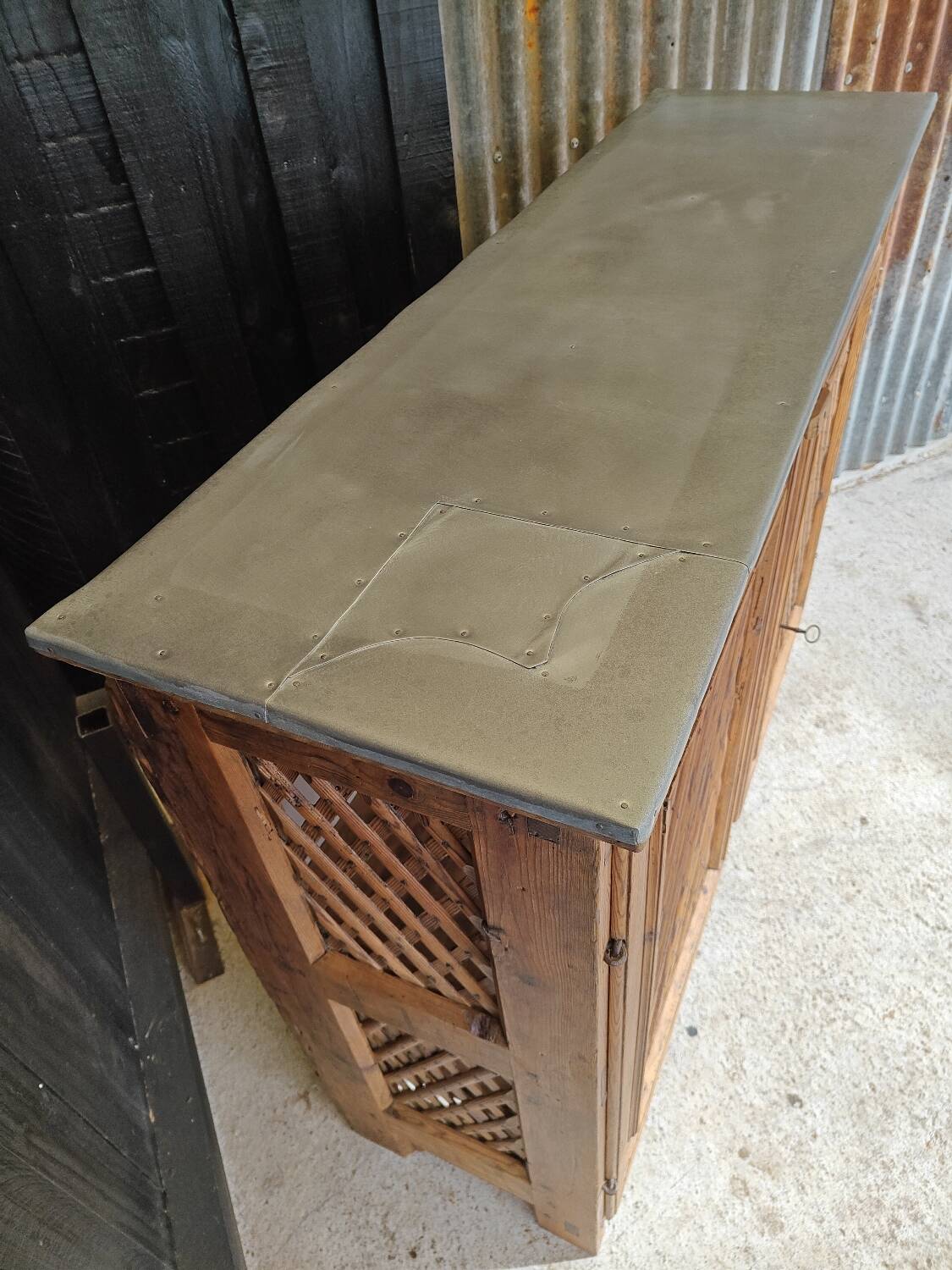 Support buffet in solid pine, zinc top, late 19th century.