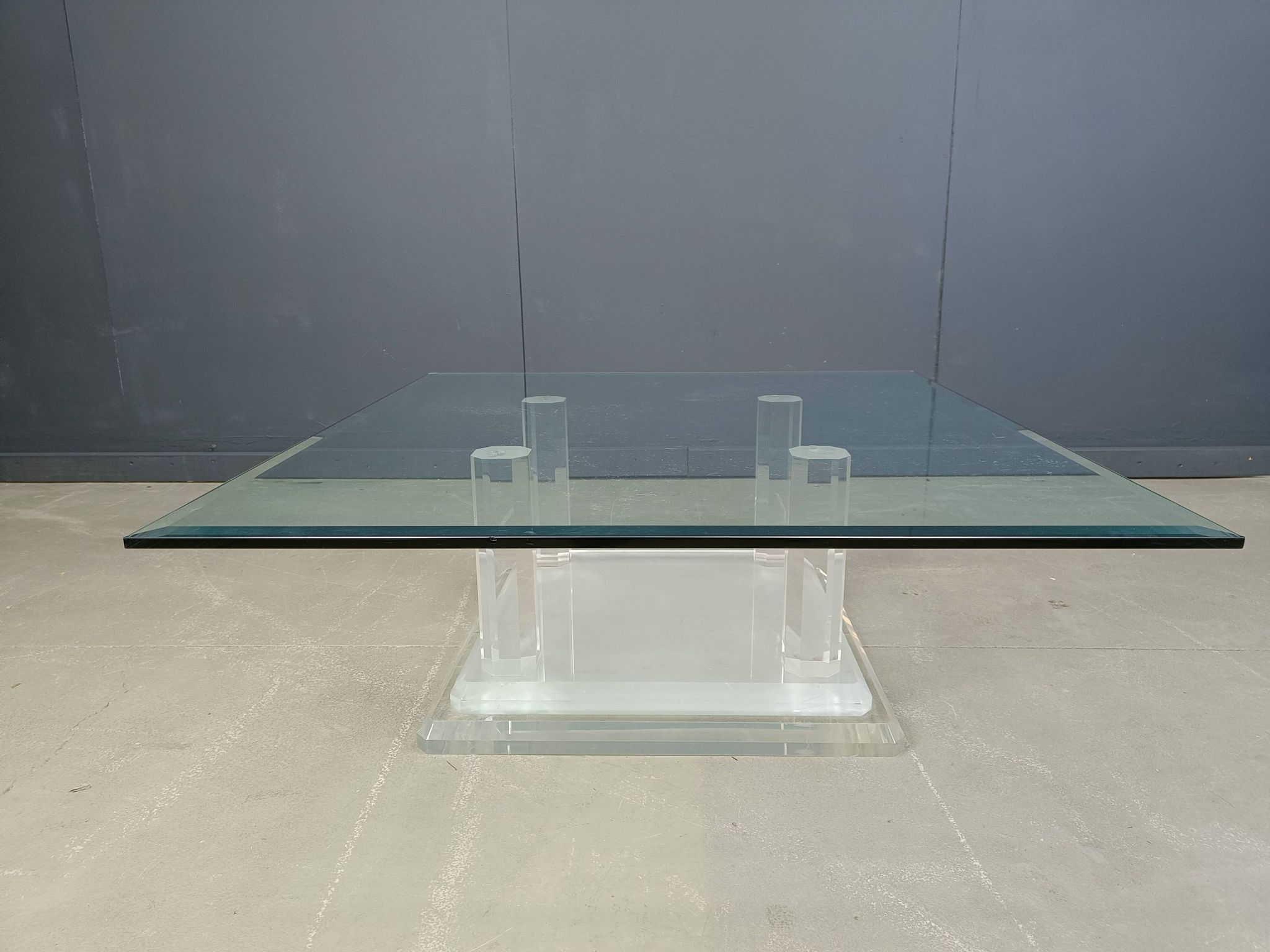 Table basse ou table d'appoint en Lucite, années 1970