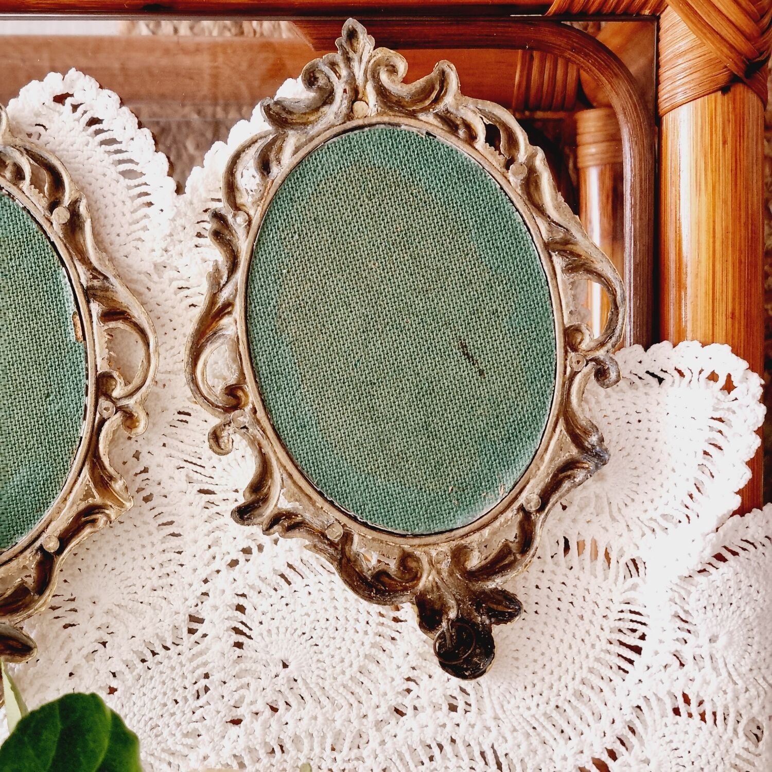 2 frames in gilded metal and curved glass