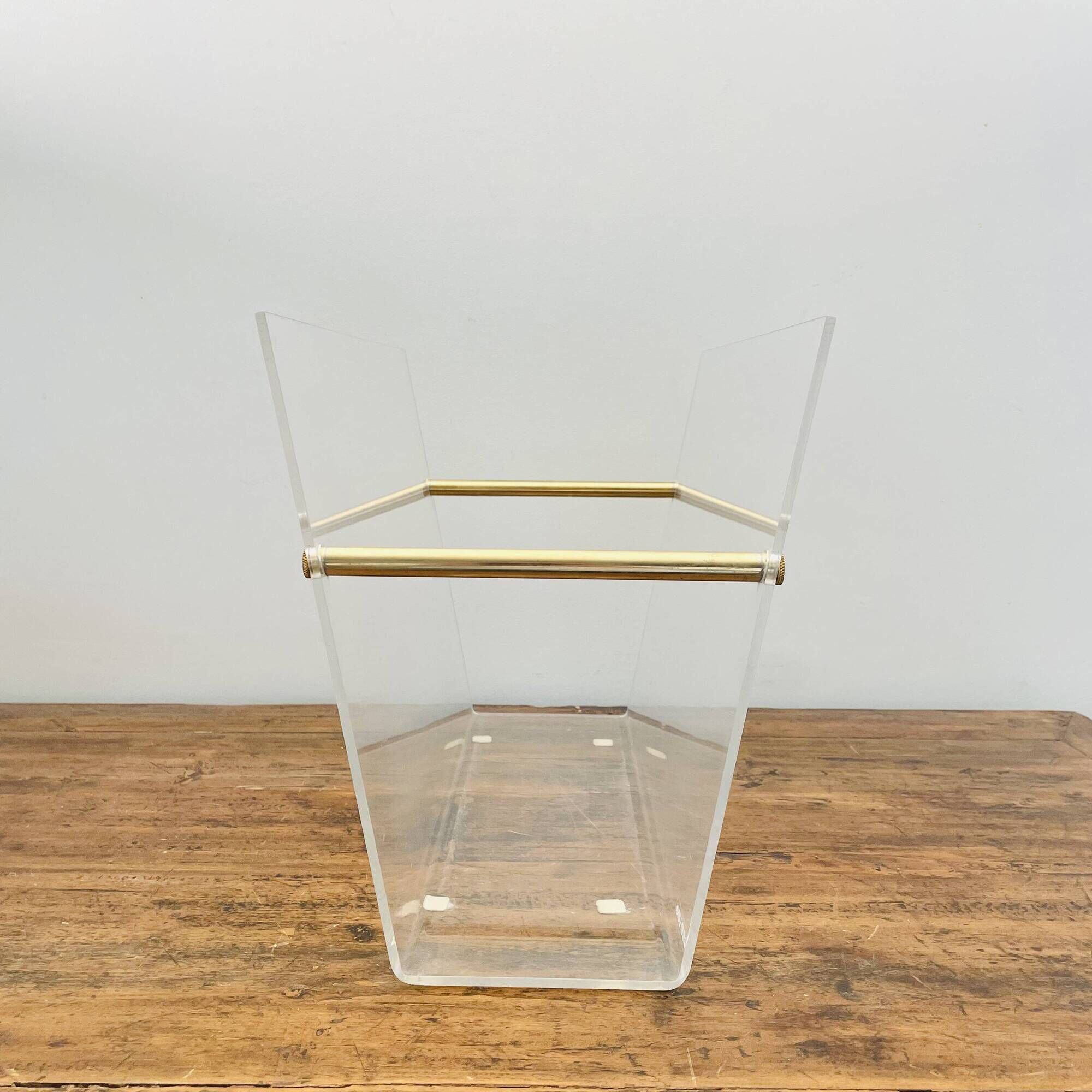 Porte-revues design par David Lange – Plexiglas et laiton – Vintage