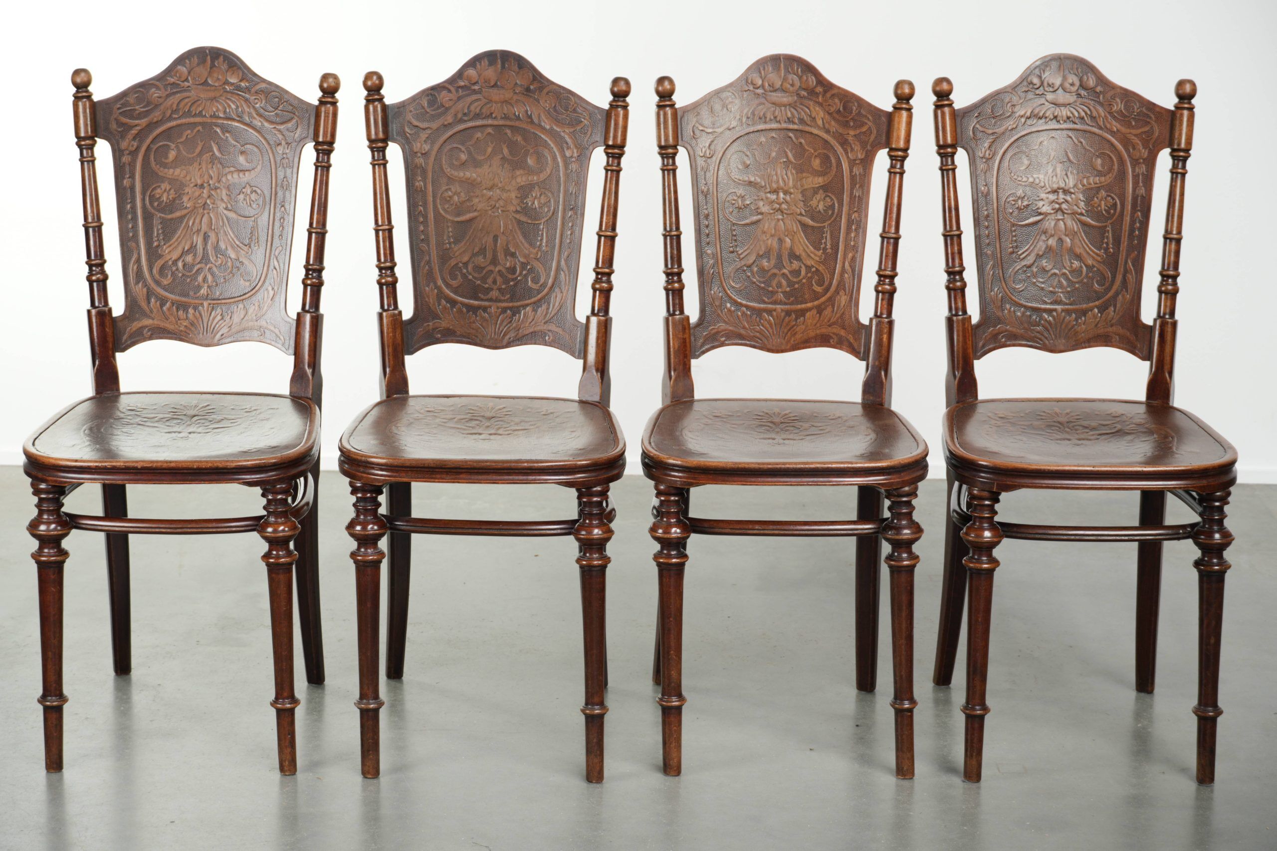 Ensemble de quatre chaises de bistro antiques de la fin du 19e/début du 20e siècle.
