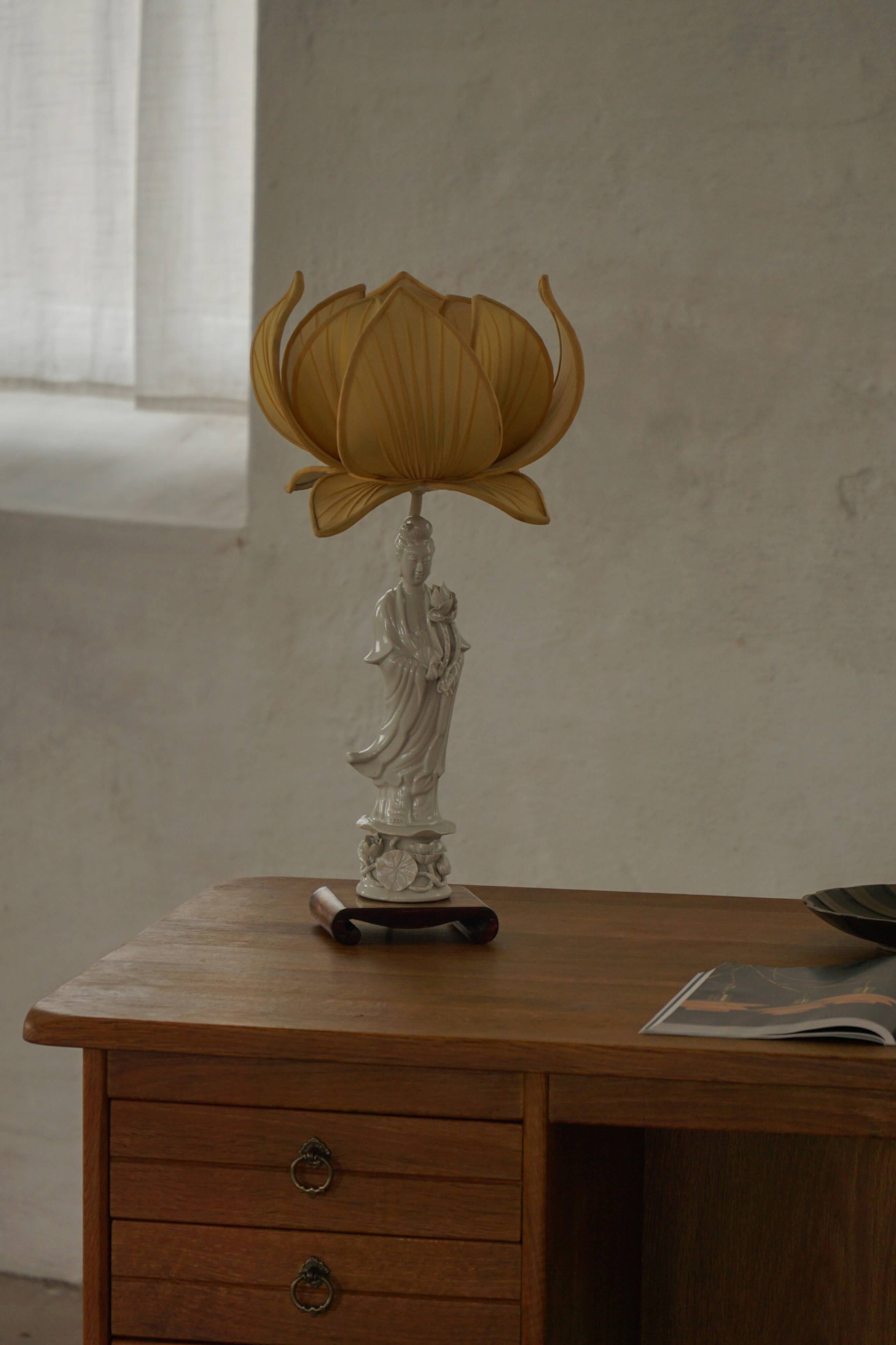 Vintage table lamp in Chinese porcelain with yellow floral shade, mid-20th century.