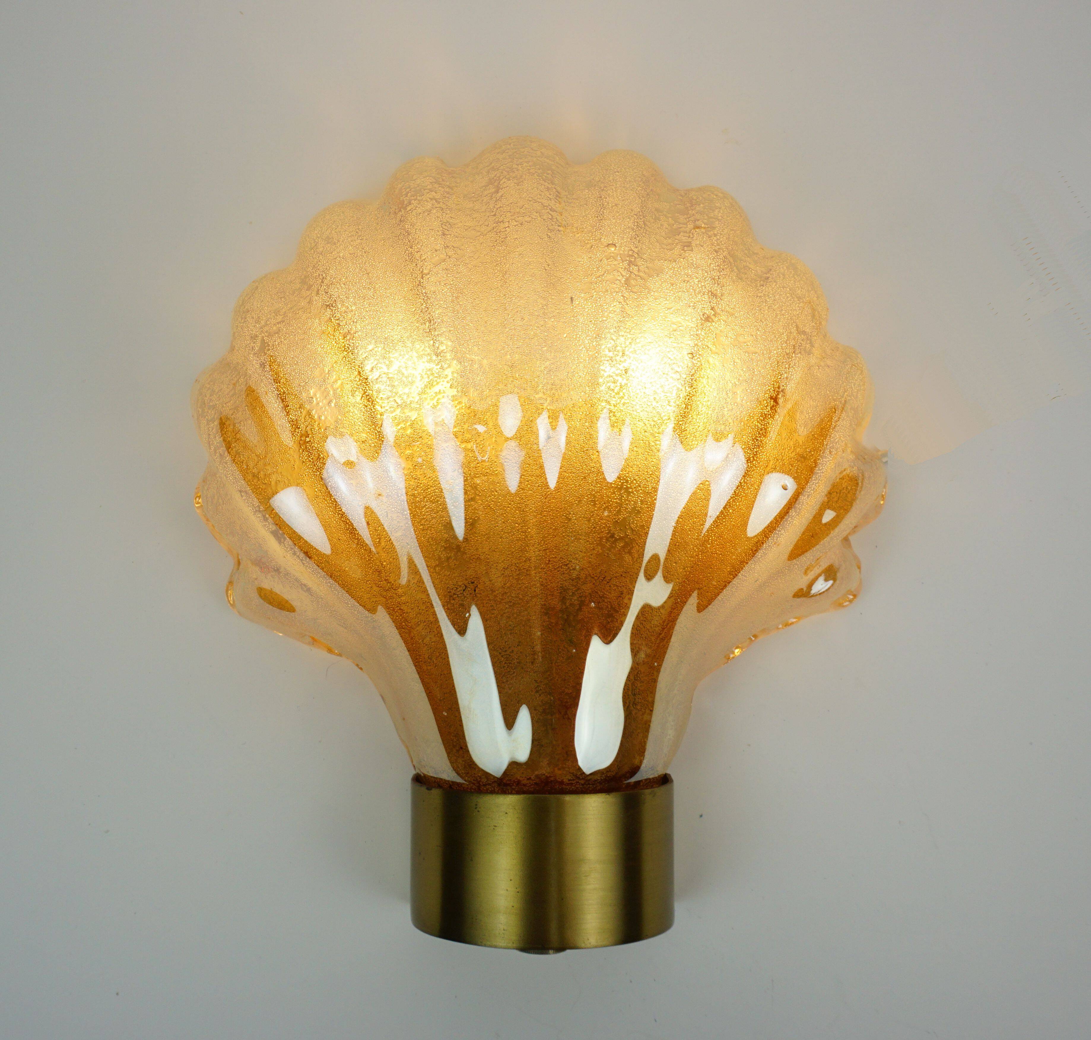Non. 2 sur 2 - applique murale moderne du milieu du siècle en verre lustré et laiton