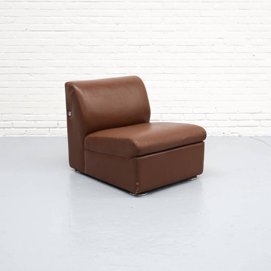 Canapé modulable en cuir cognac par Artifort