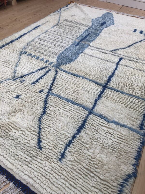Tapis berbère marocain Azilal beige à motifs bleu et vert 2,4x1,41m