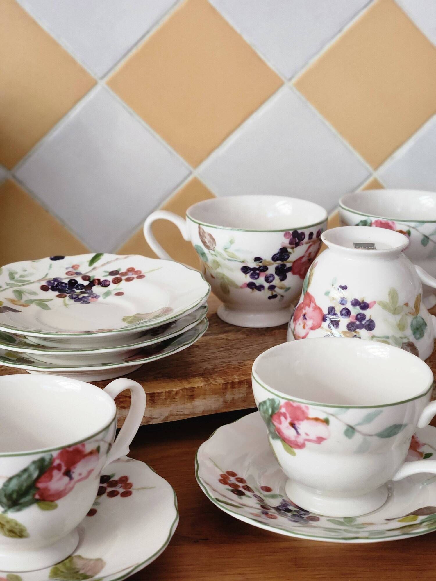 Set of fine porcelain tea cups & saucers 222 FIFTH "Wild Flower"