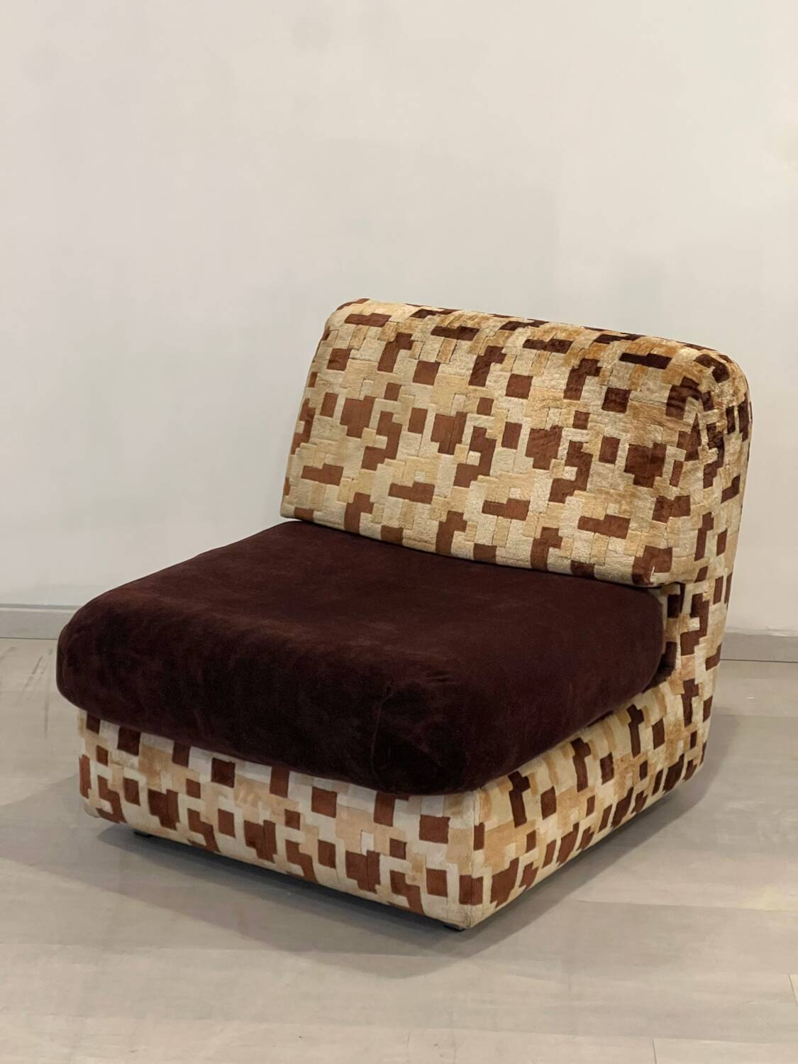 Vintage armchair from the 70s in beige and brown.