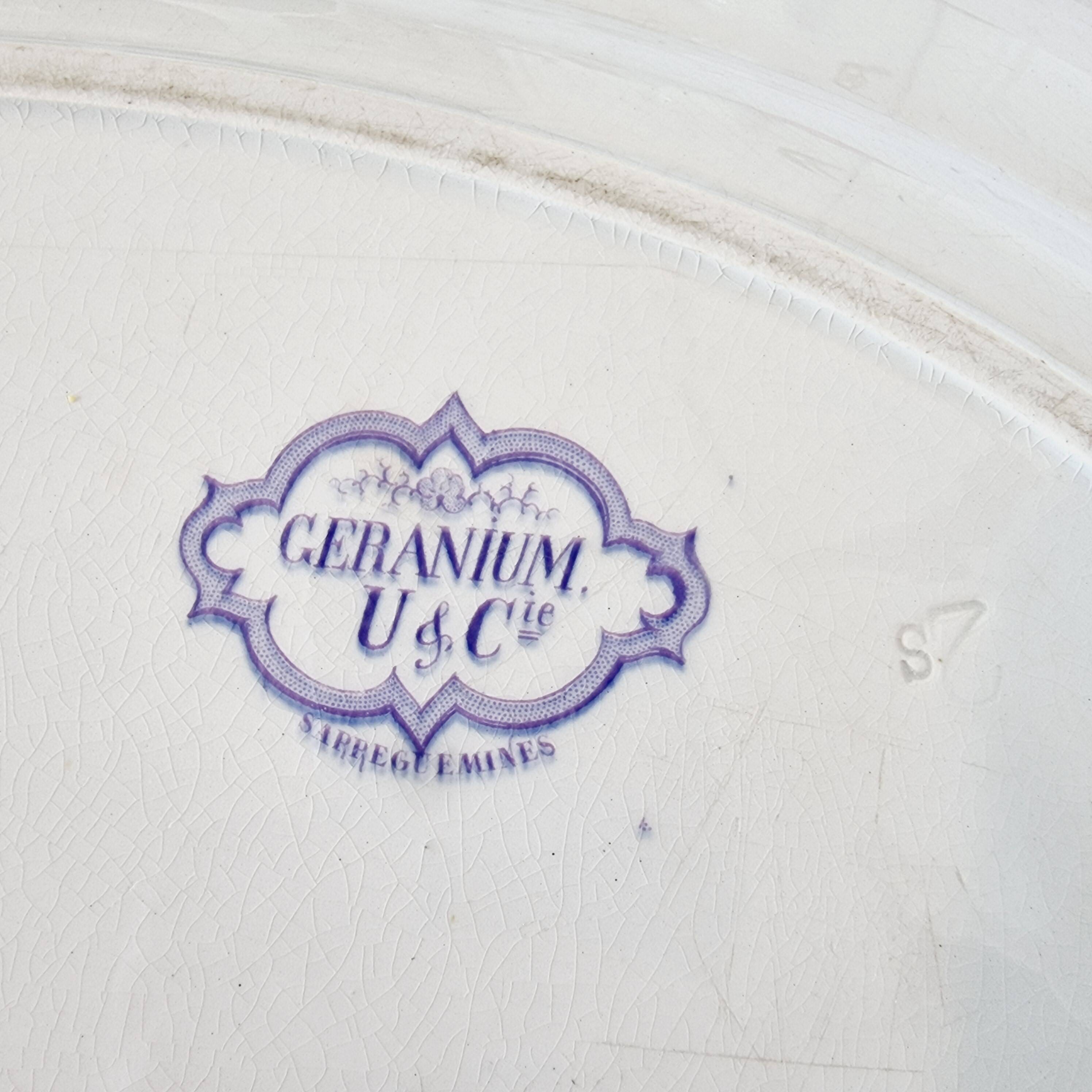 6 assiettes creuses en terre de fer violette, Sarreguemines U&C service "Géranium", 19ème siècle