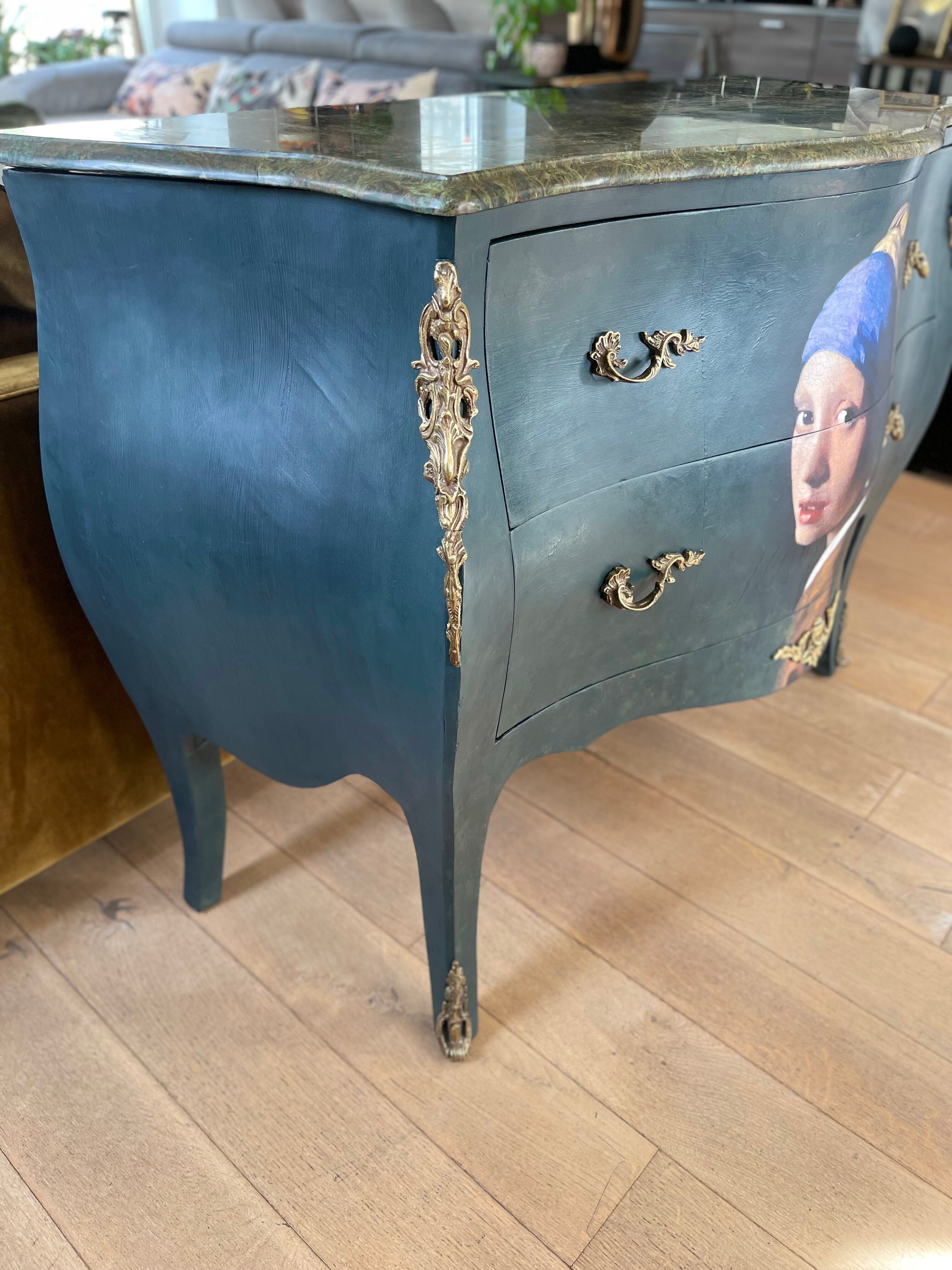 Commode patinée galbée de style Louis XV