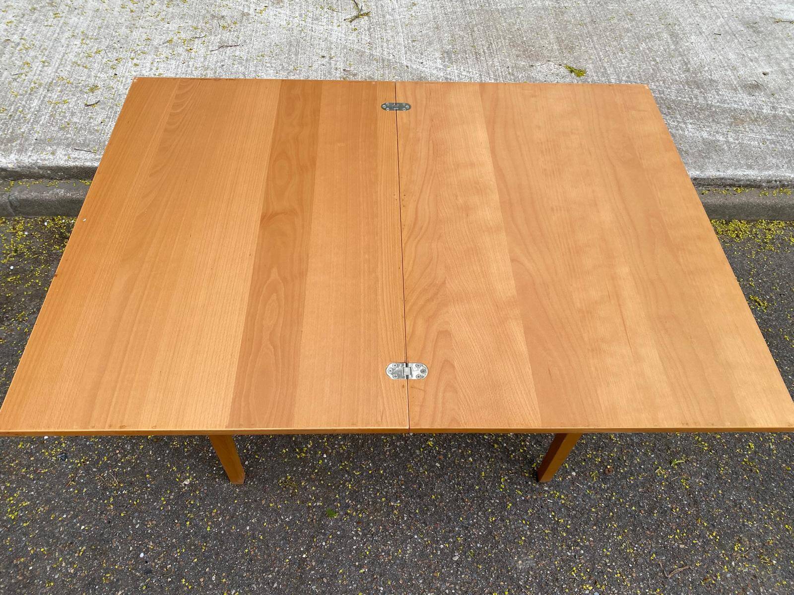 Rectangular Scandinavian dining table in wood for 8 people.