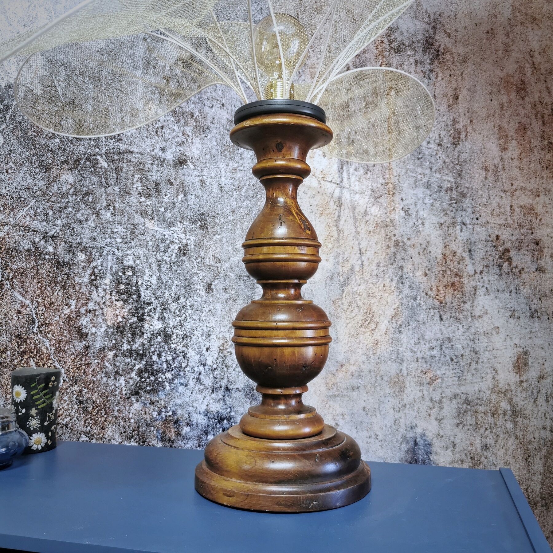 Table lamp, turned wooden foot, 8 rattan petals and golden mesh