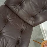 Bruin leren fauteuil met houten onderstel