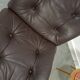 Bruin leren fauteuil met houten onderstel