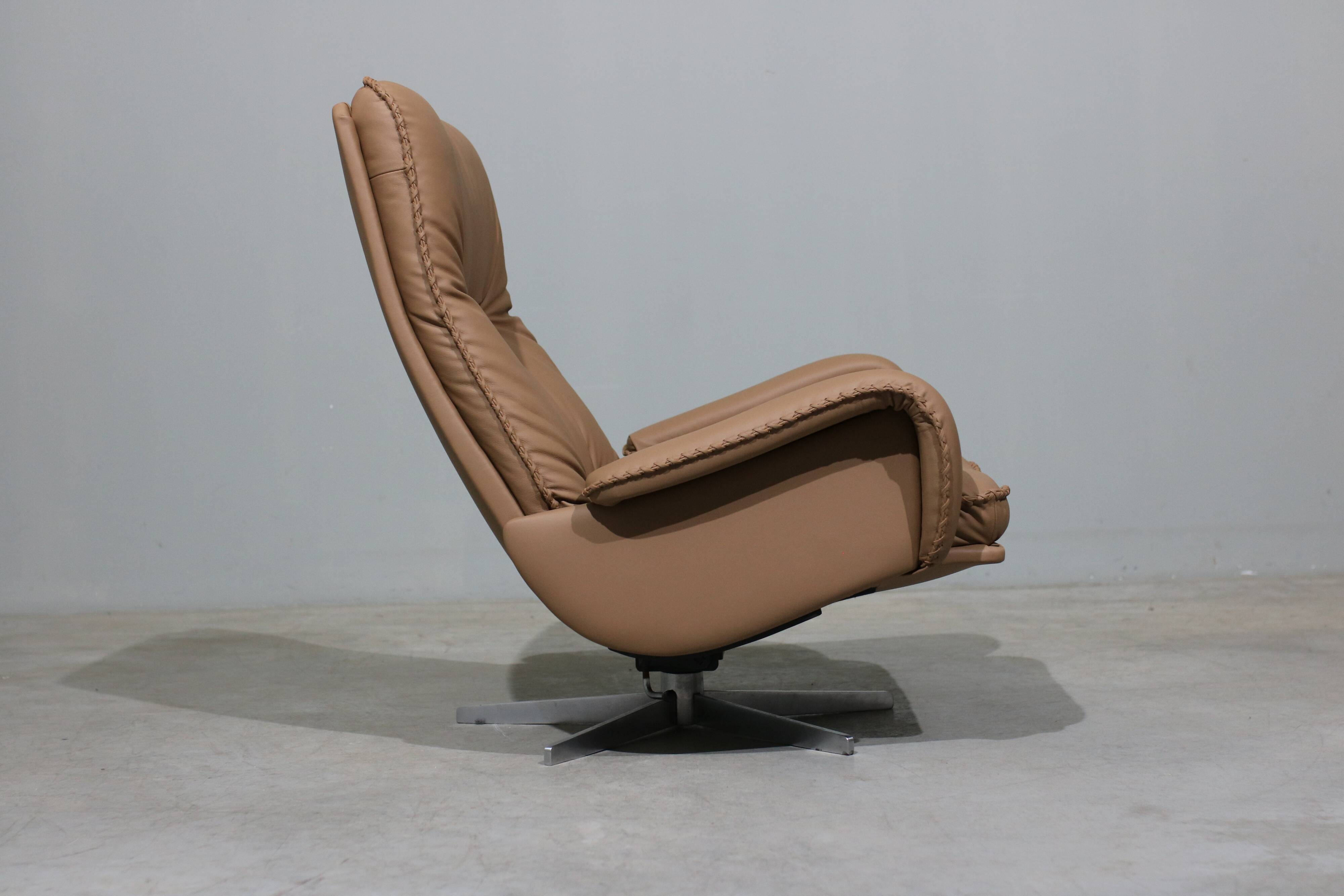 Fauteuil + repose-pieds en cuir de De Sede des années 70