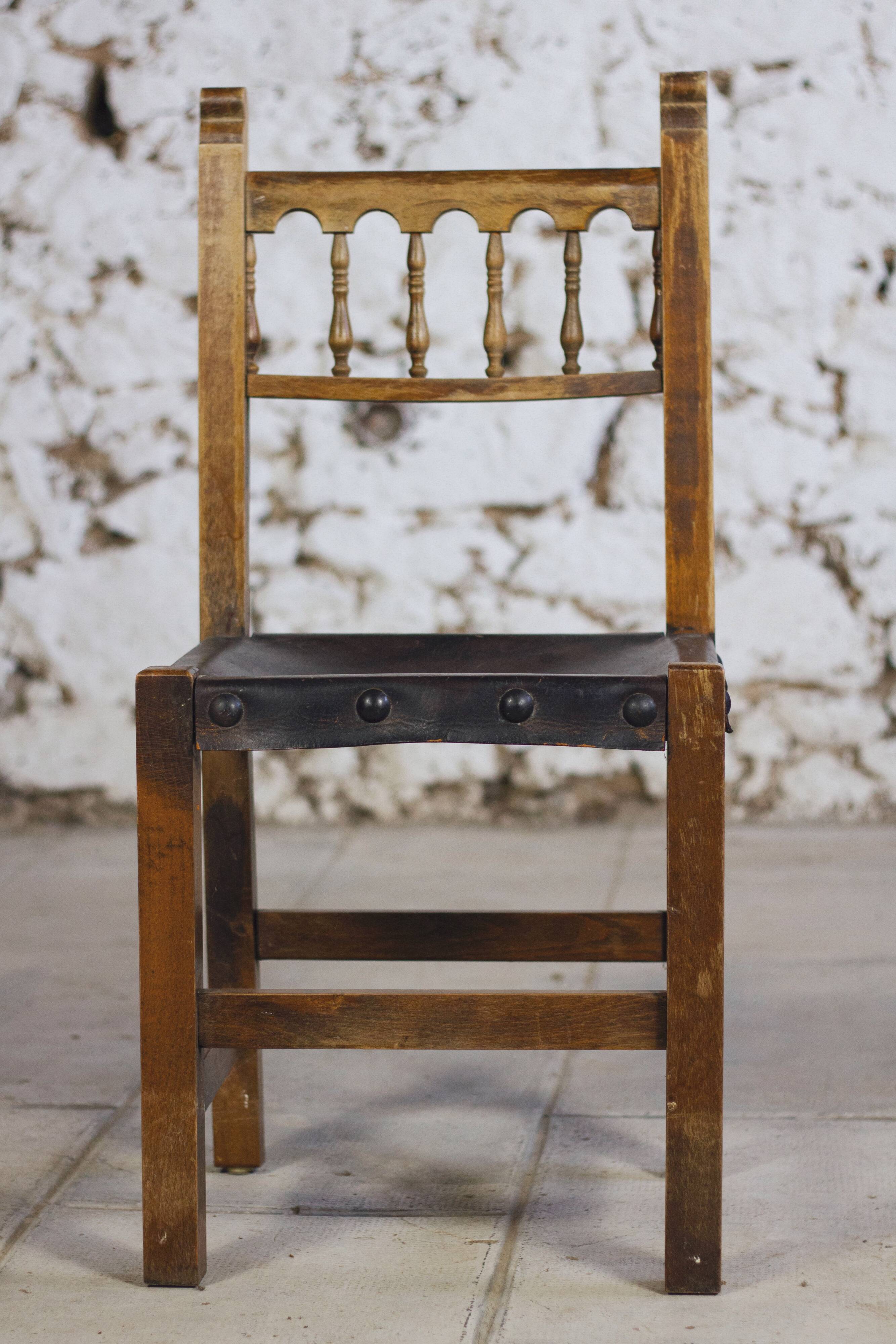 Chaise brutaliste bois et cuir espagnol, 1950