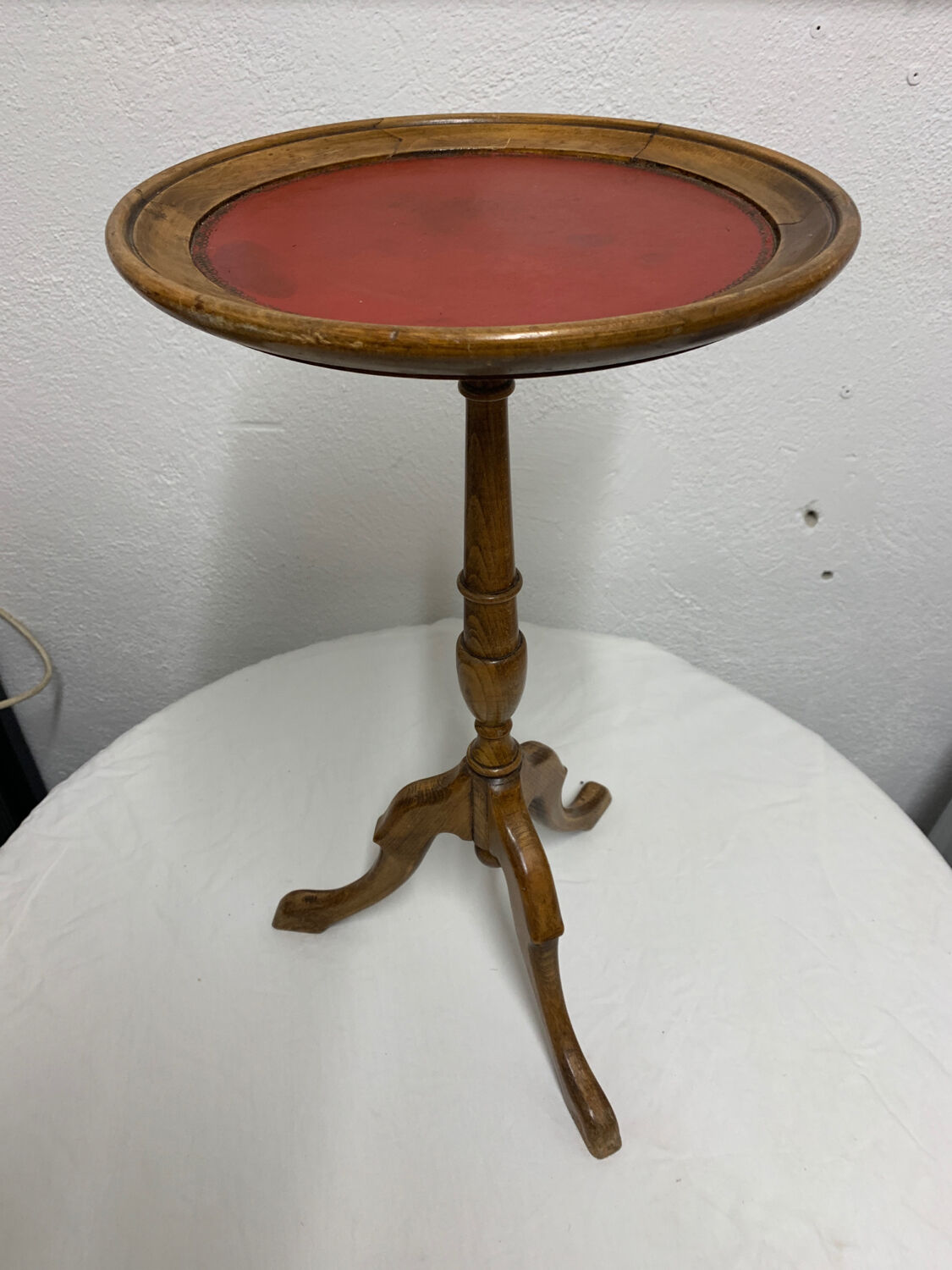 Gueridon tripode avec plateau en cuir