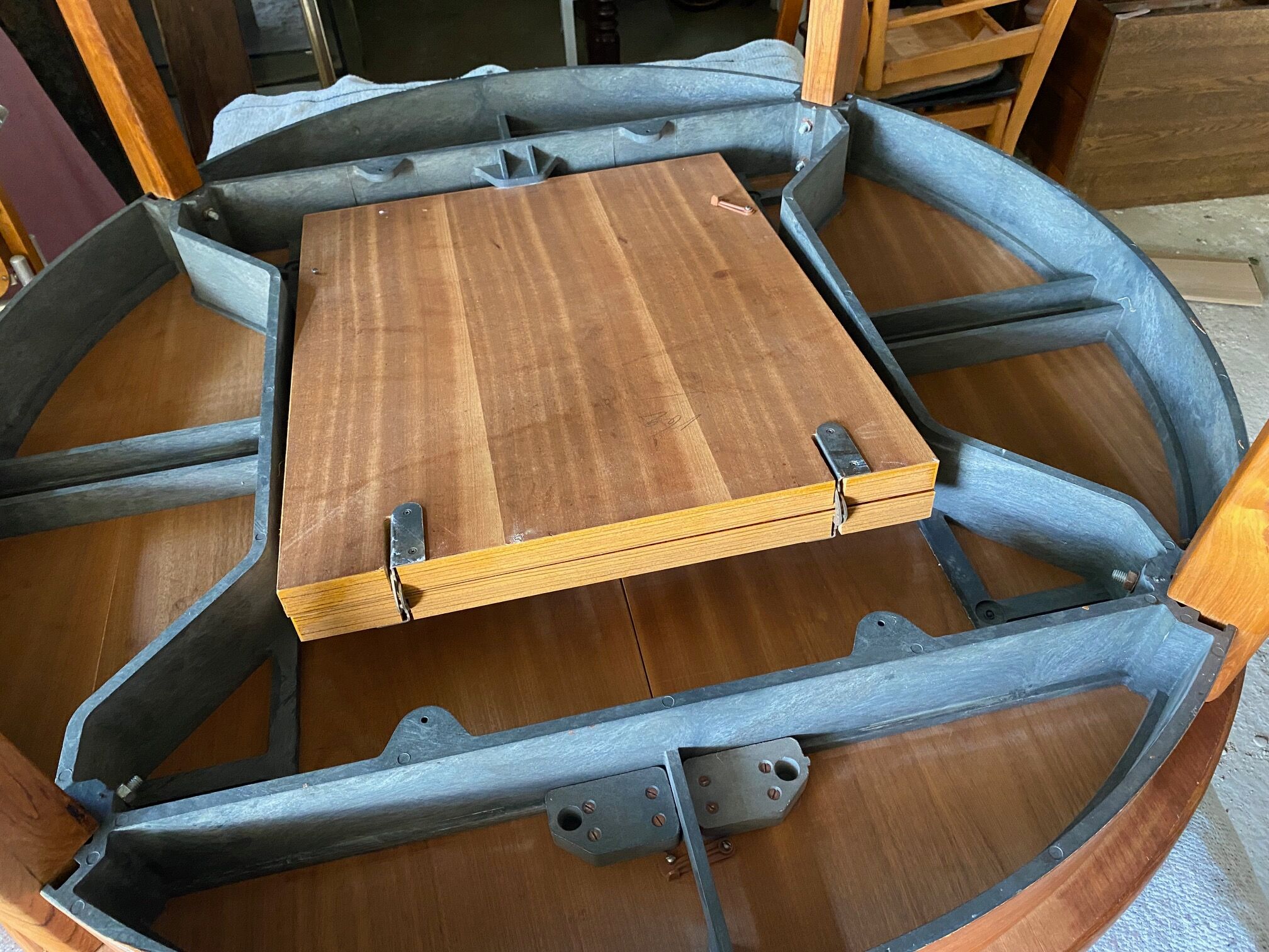 Scandinavian extendable table in teak