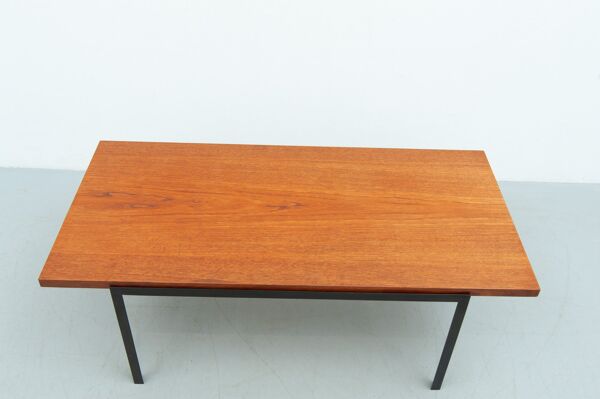 Table basse T-Angel en teck par Florence Knoll pour Knoll Inc. / Knoll International, années 1950.