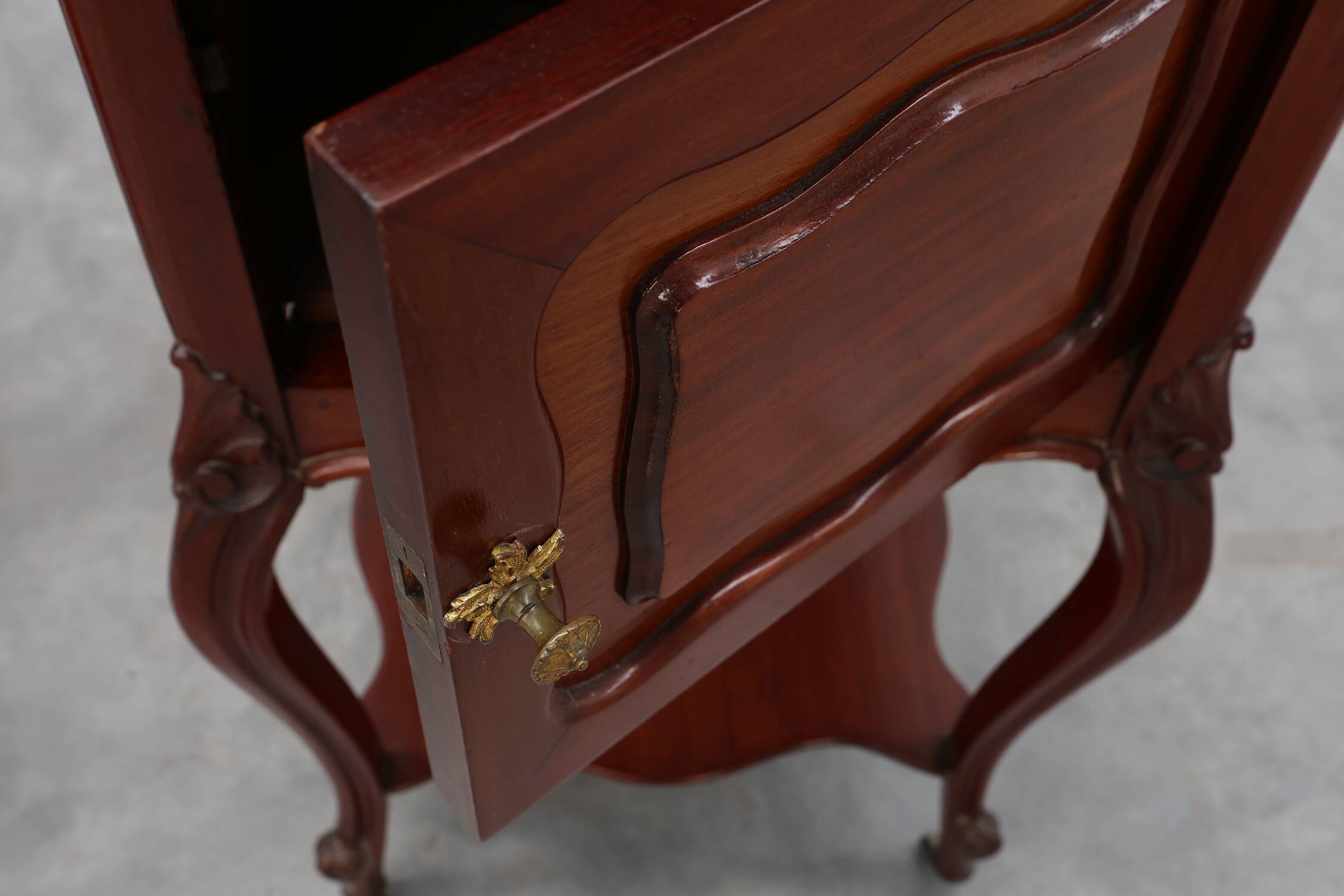 Paire de tables de nuit en noyer de style Louis XV avec des plateaux en marbre de Carrare, France