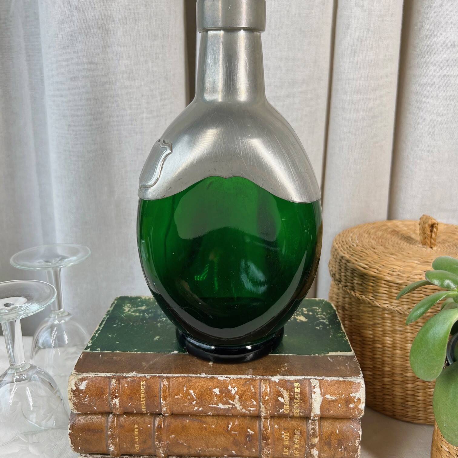 Carafe ou flacon en verre vert et étain