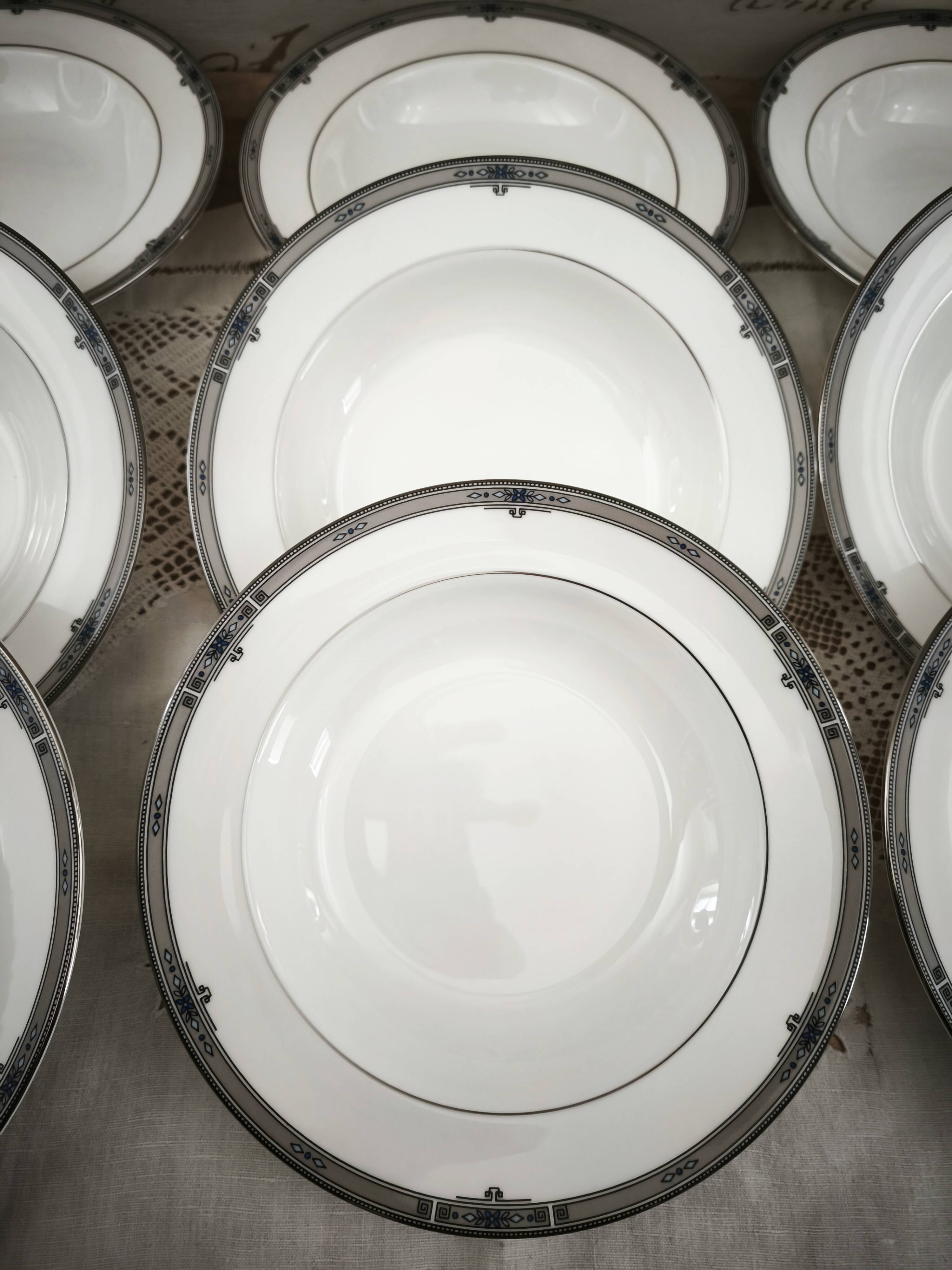 Set of 12 deep plates in English porcelain Wedgwood model Amherst.