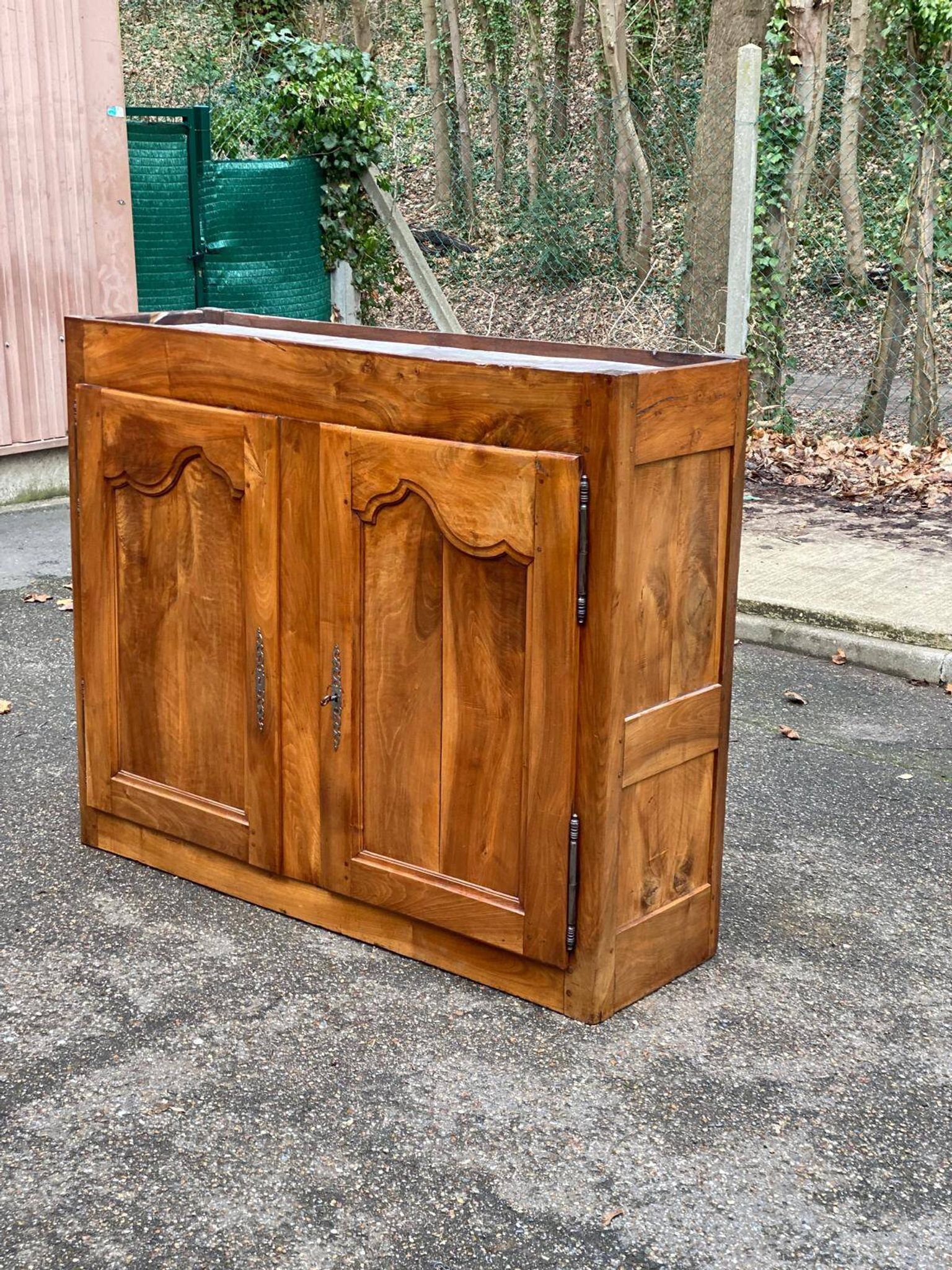 Louis XV buffet in solid wood from the 18th century.