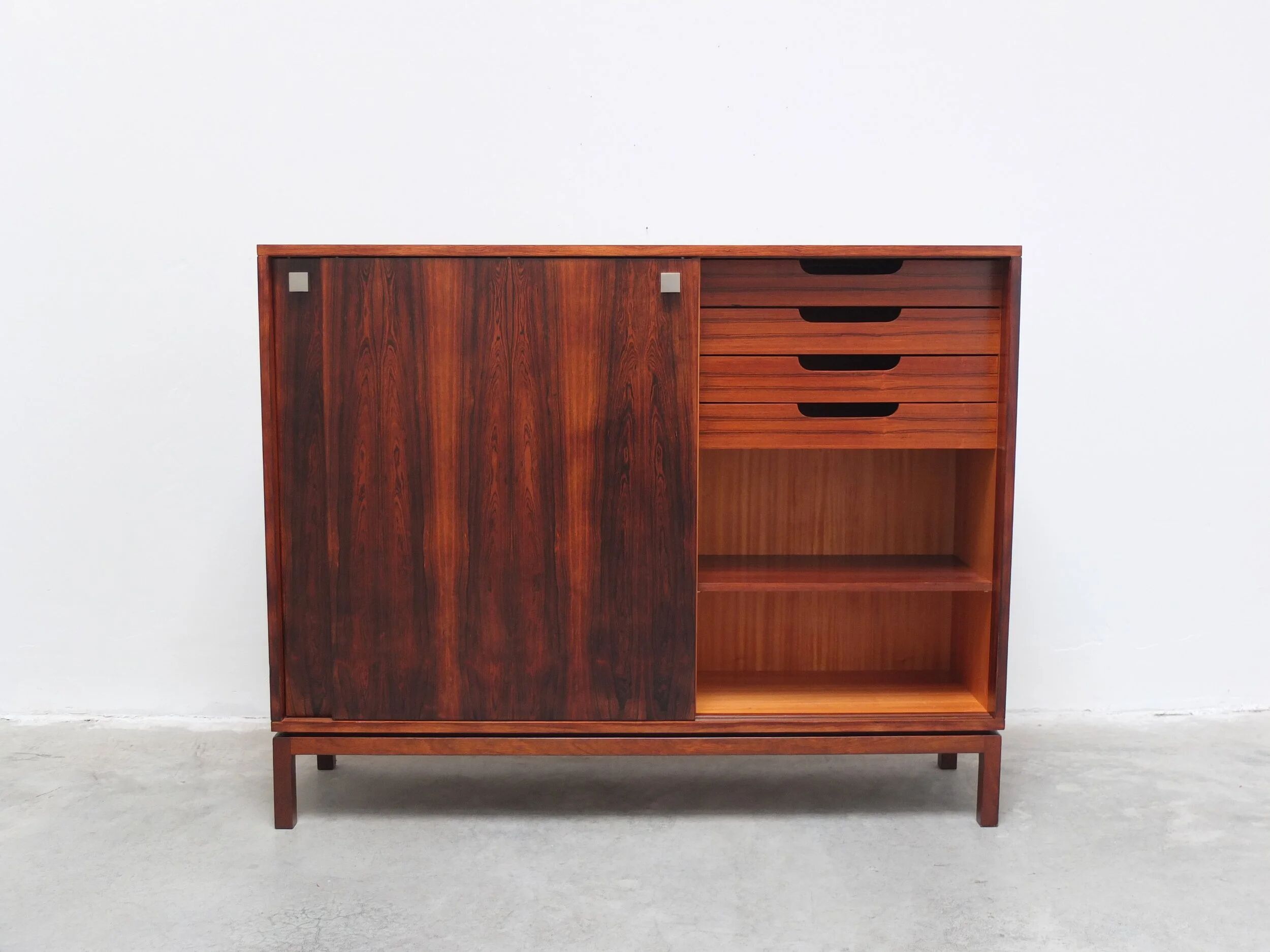 Cabinet en palissandre avec portes coulissantes par Alfred Hendrickx pour Belform, années 1960.