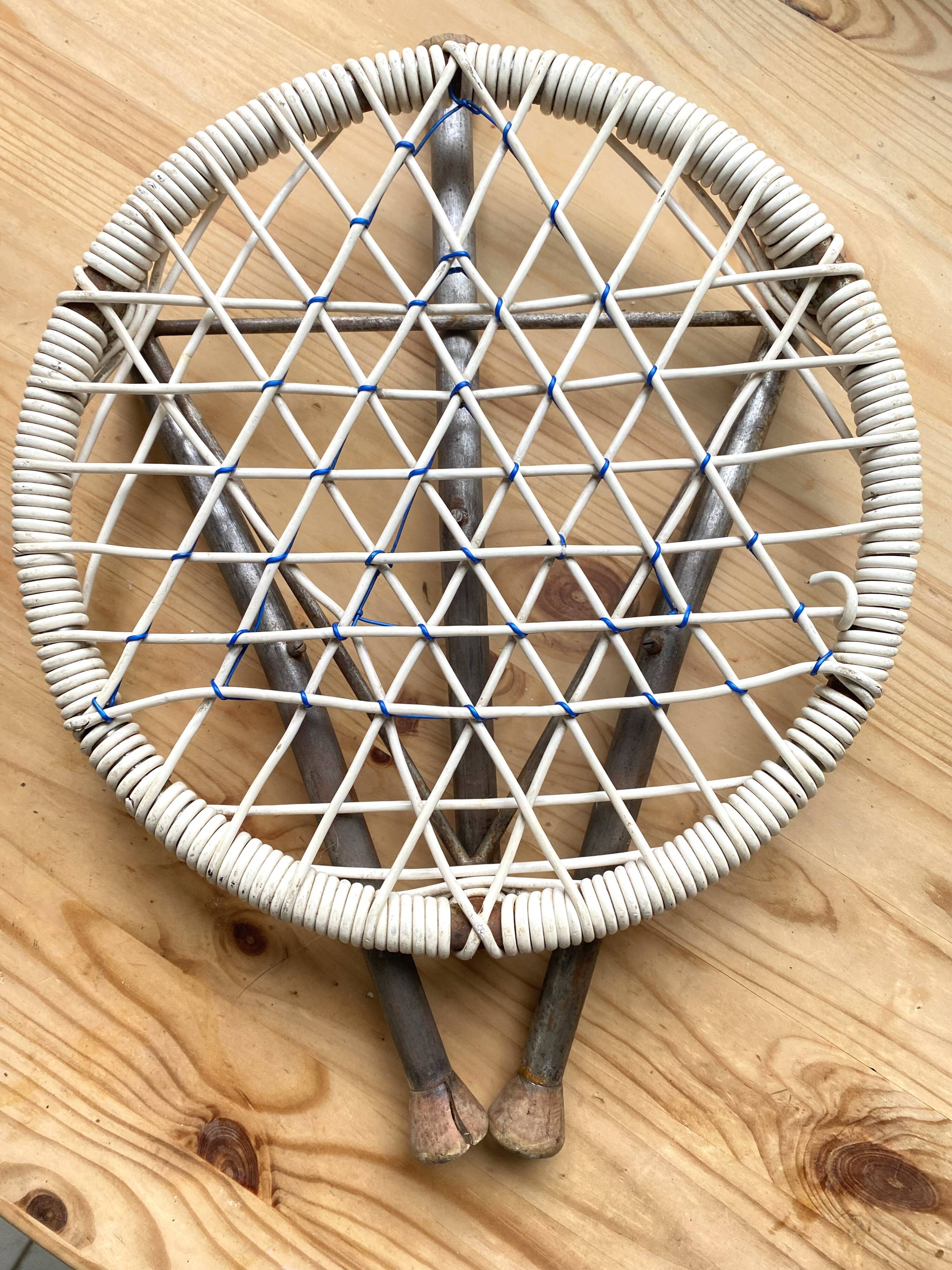 Folding stool in metal and braided scoubidou wire