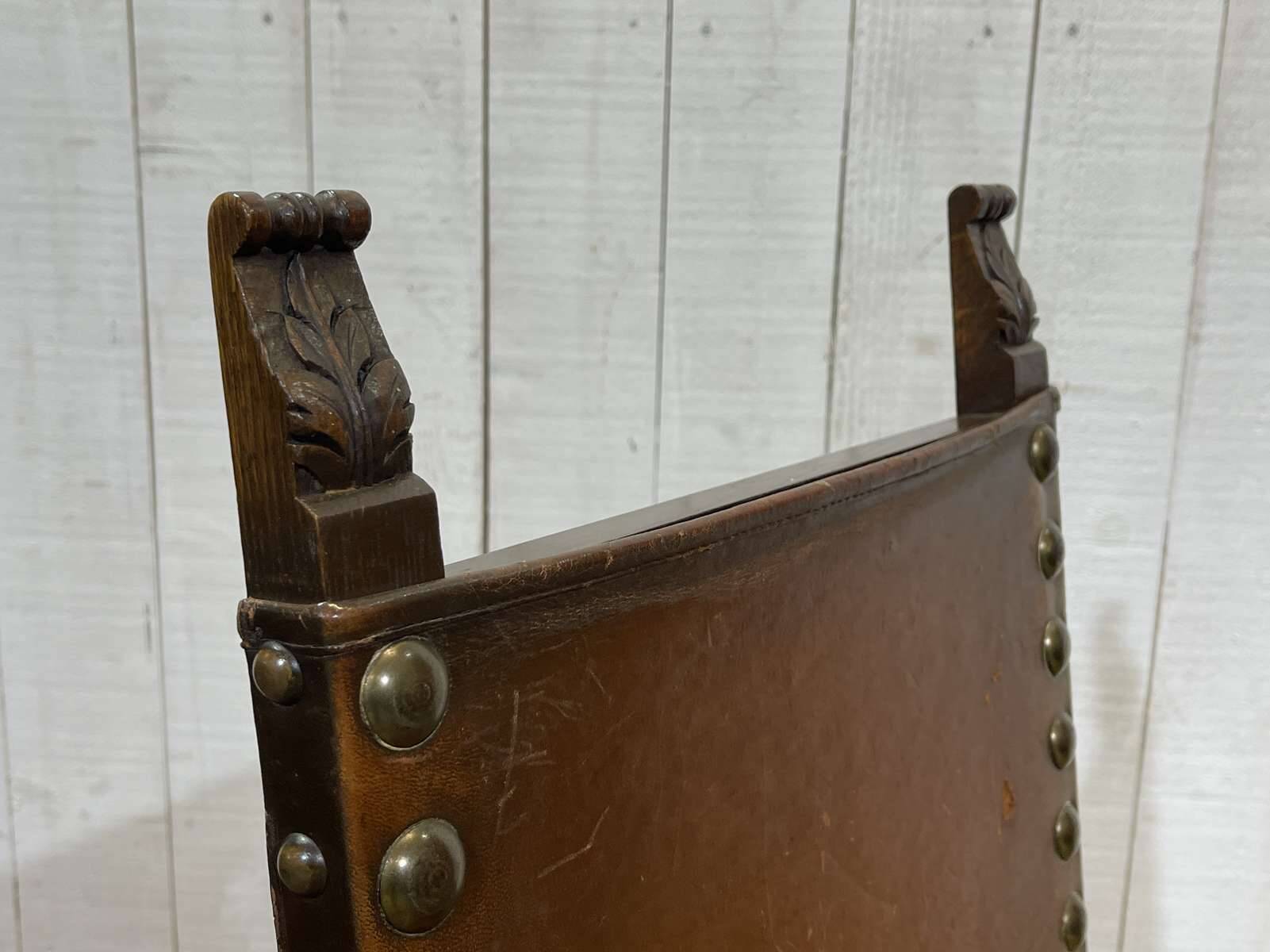 High-backed chair from the early 20th century in oak and leather