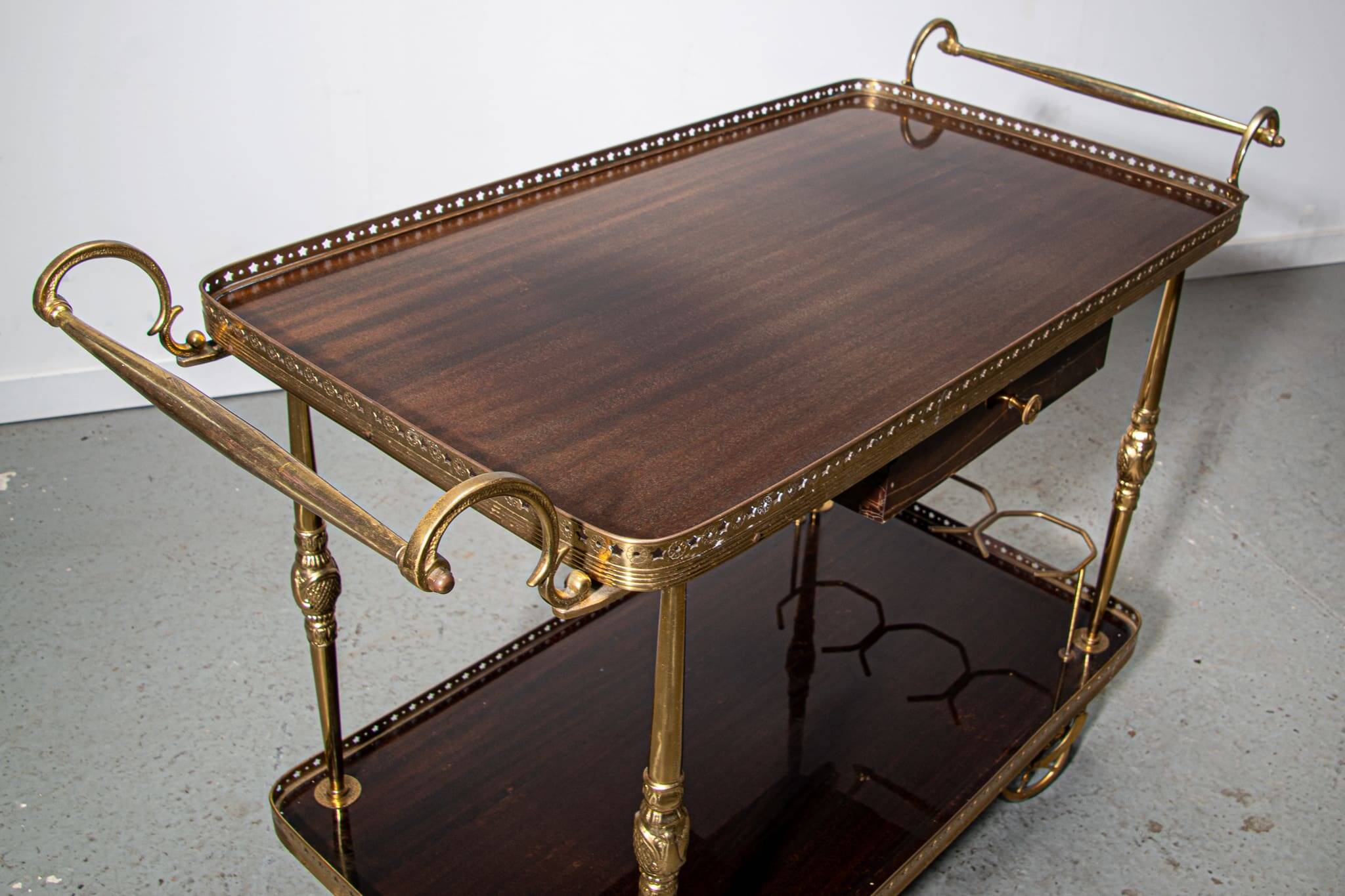 Desserte en acajou et laiton vers 1950