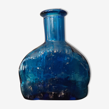 Bouteille en verre moulé bleu