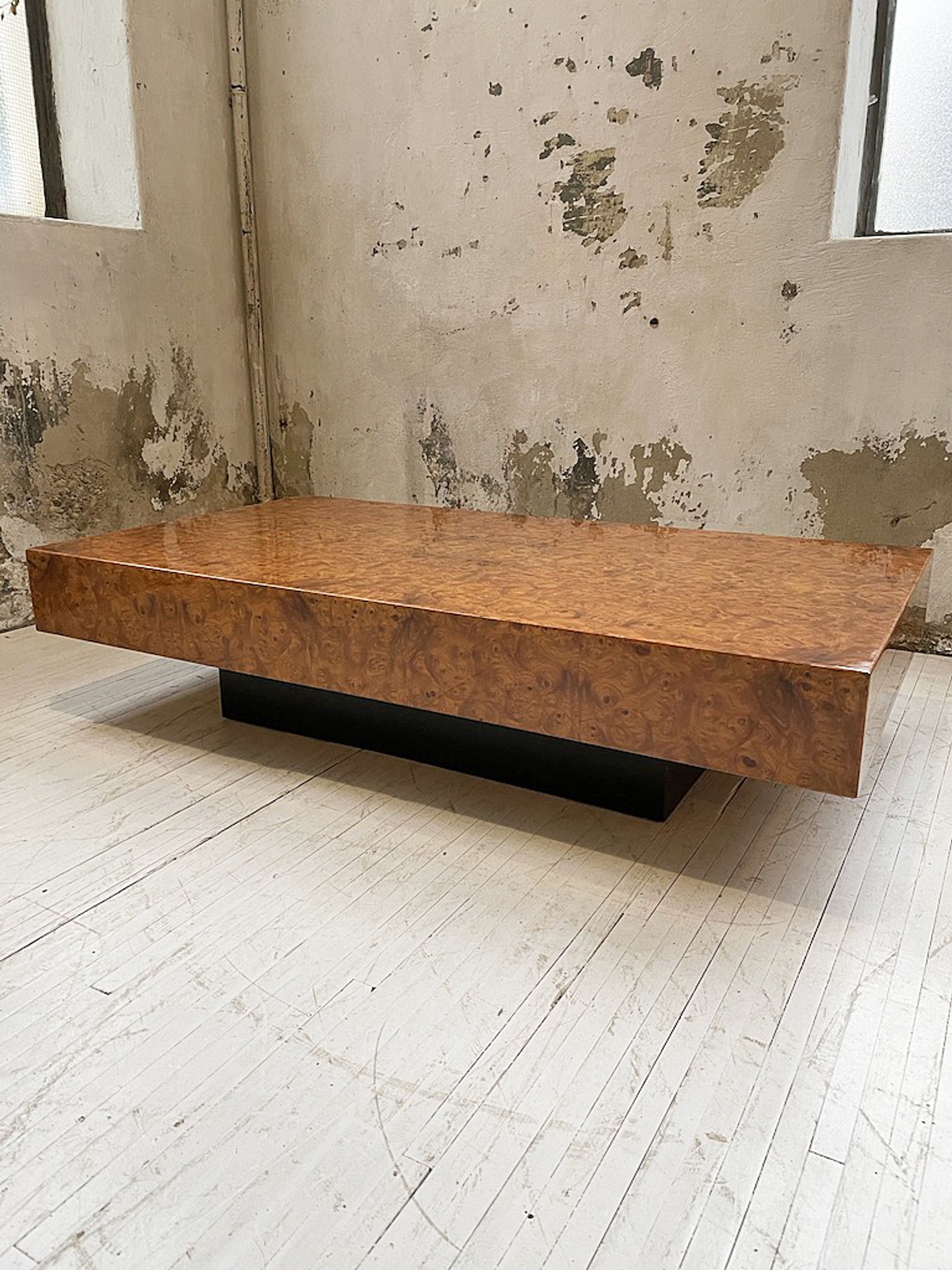 Table basse italienne laque loupe d’orme