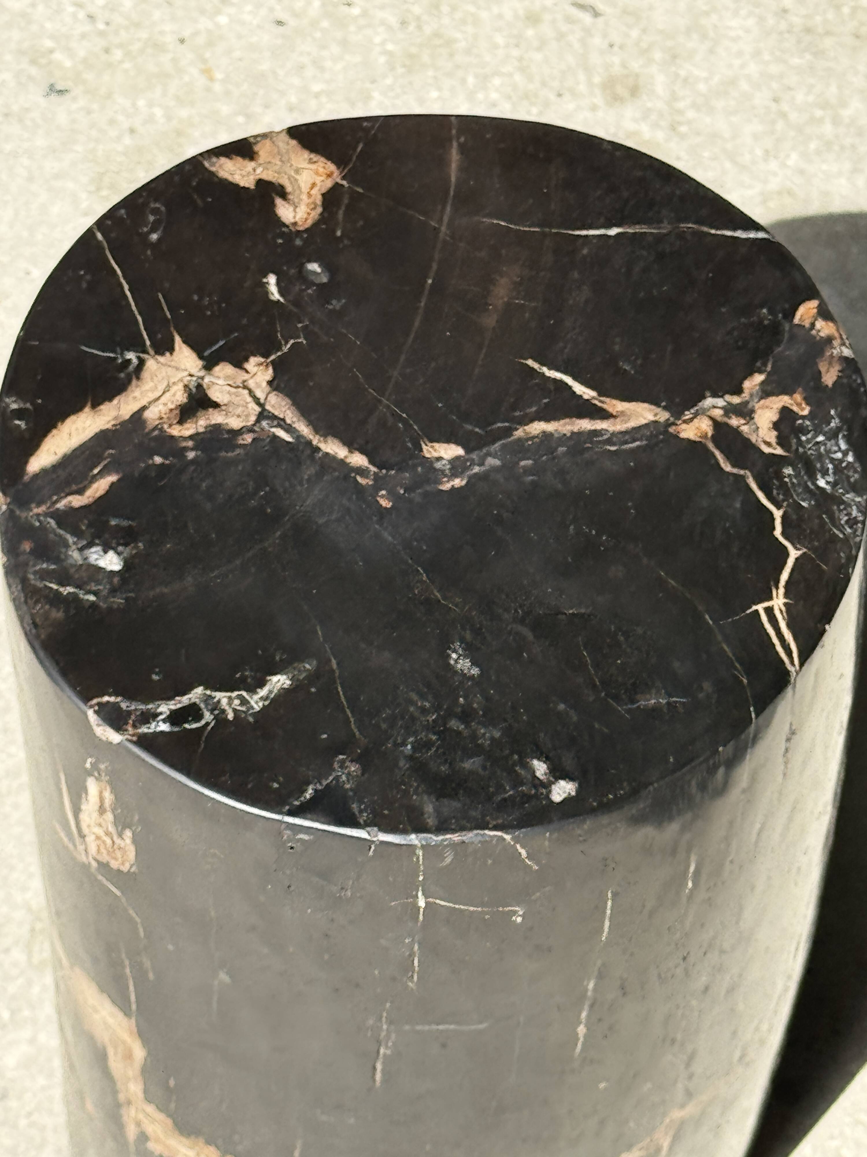 Small side table in black petrified wood with stripes and beige bottom H28.